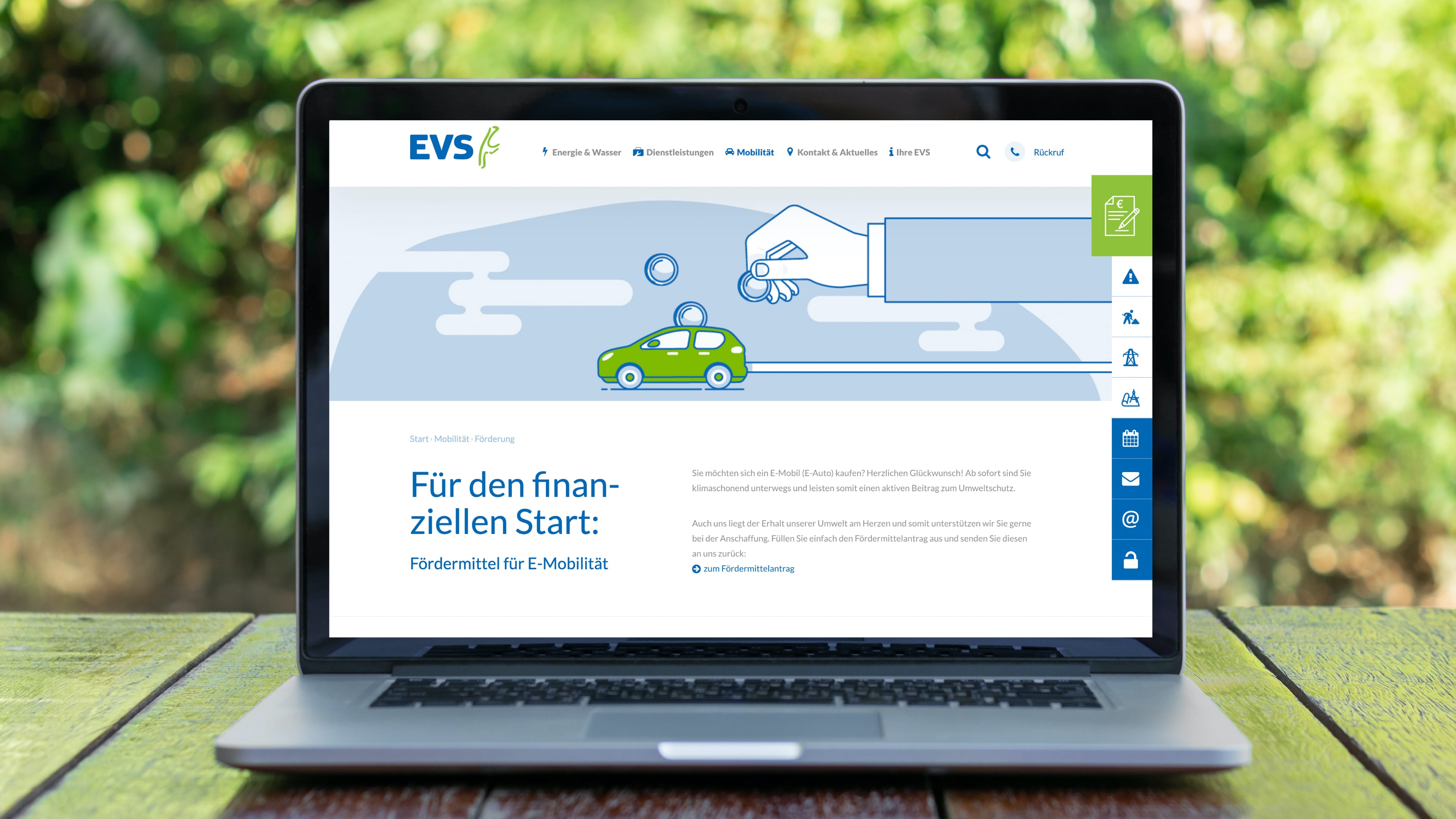 Laptop zeigt Website der Energieversorgung Sylt über Fördermittel für E-Mobilität