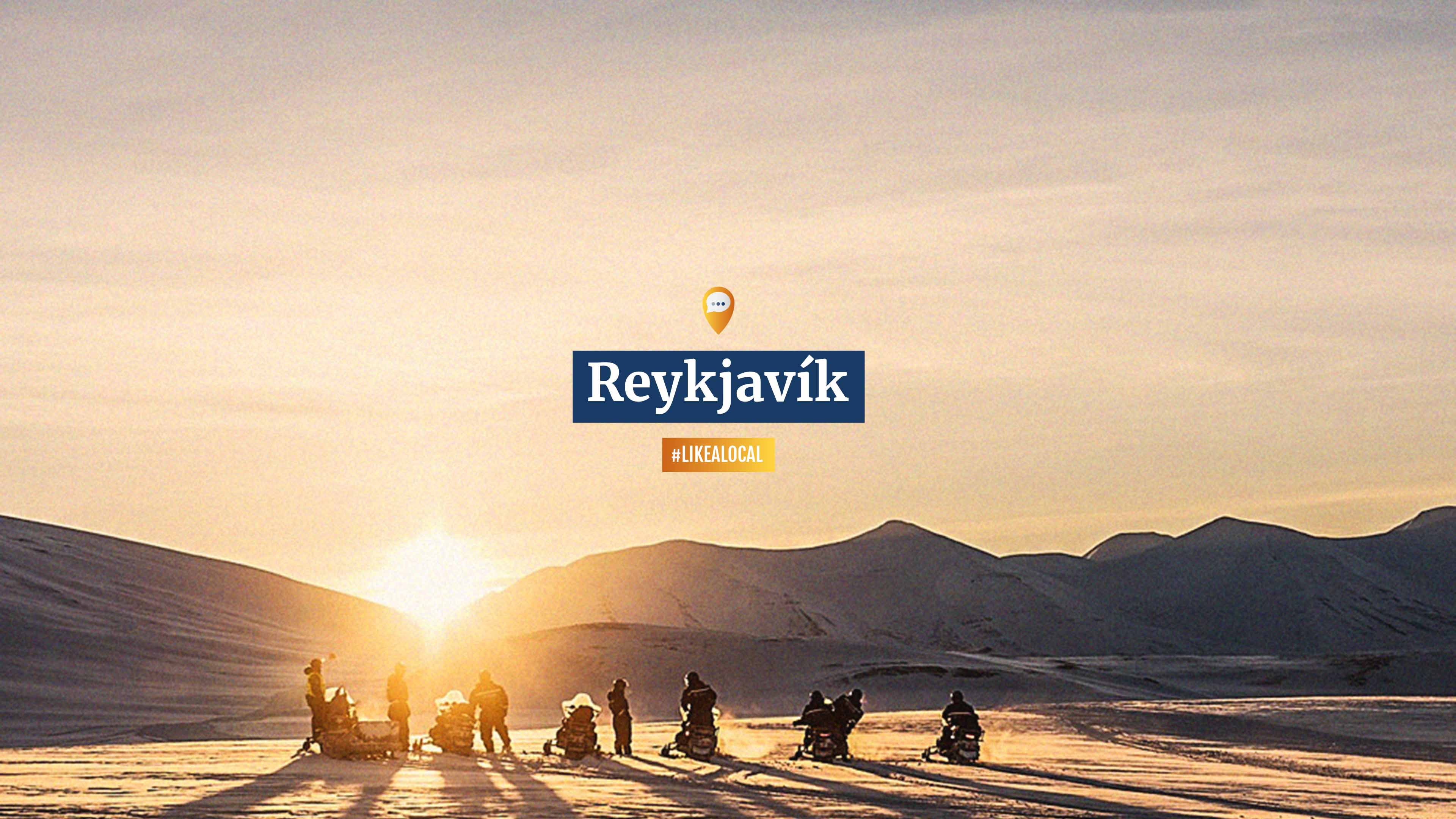 Sieben Personen auf Schneemobilen vor untergehender Sonne, Text "Reykjavik, #likealocal"