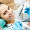 Lächelnde Zahnarztpatientin kurz vor der Behandlung