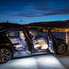 Blick in einen erleuchteten BMW 7er mit geöffneten Türen