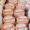 Zehn kleine runde Käselaibe verpackt mit Backensholzer Logo und der Aufschrift Bauerntaler