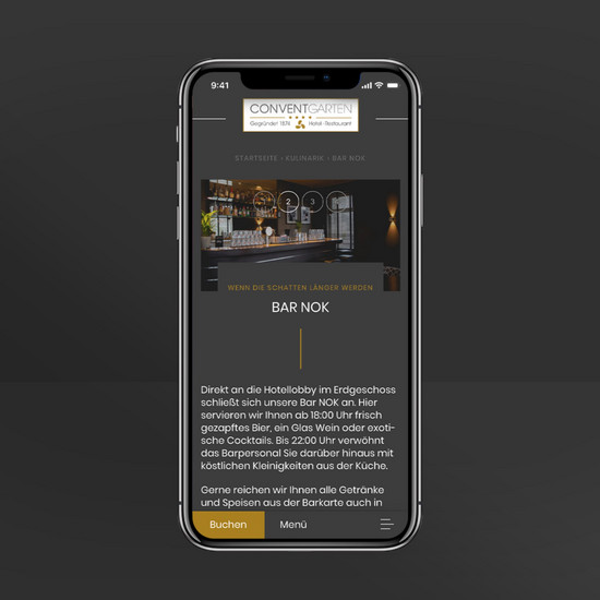 Smartphone zeigt Website des Hotel Conventgarten über Bar Nok.