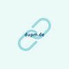 Dunkelblaue URL dupm.de vor hellblauem Hintergrund und Kettensymbol
