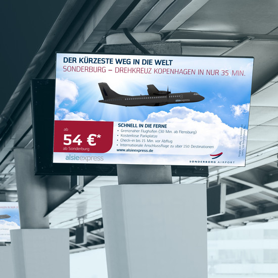 Werbebildschirm an Säule zeigt Flug von Sonderburg nach Kopenhagen
