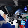 Ein Weihnachtsmann im blauen Anzug sitzt am Steuer eines Lkws