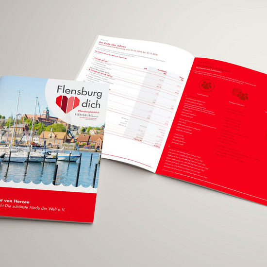 Vorderseite und aufgeschlagener Geschäftsberichte von "Flensburg liebt dich"