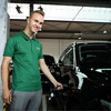 Europcar Mitarbeiter tankt ein Auto