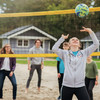 Jugendliche spielen Volleyball