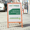 Aufstelltafel mit grünem Logo und Text für Bioenergie Gettorf