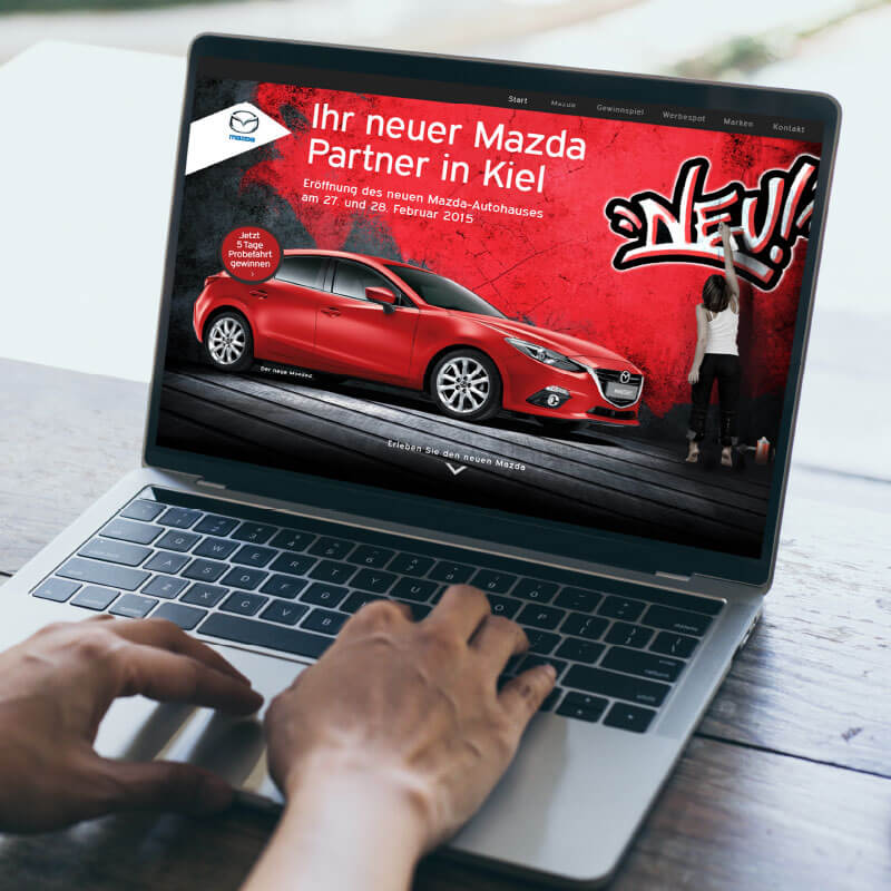 Roter Mazda auf Computerbildschirm