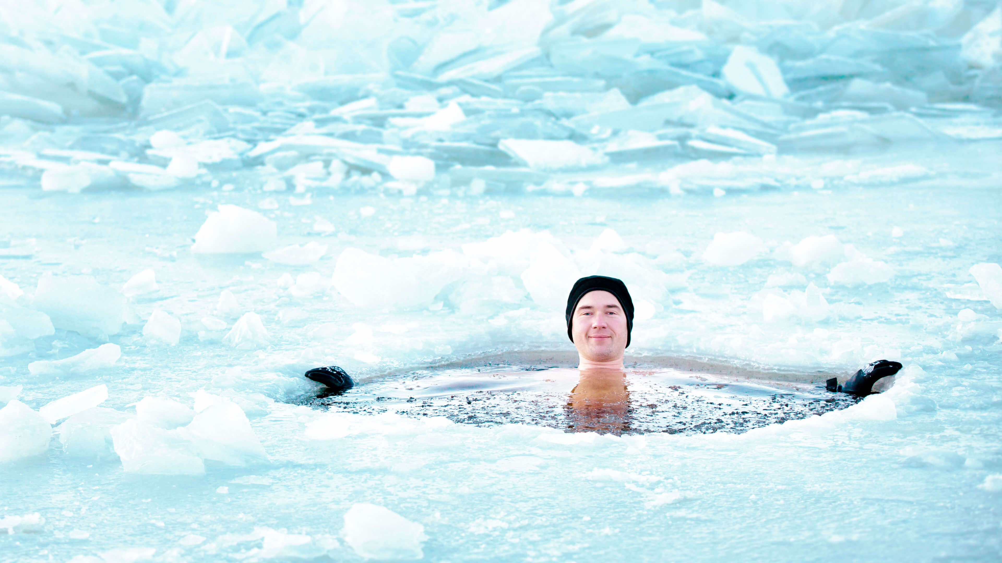 Mann badet im Eiswasser