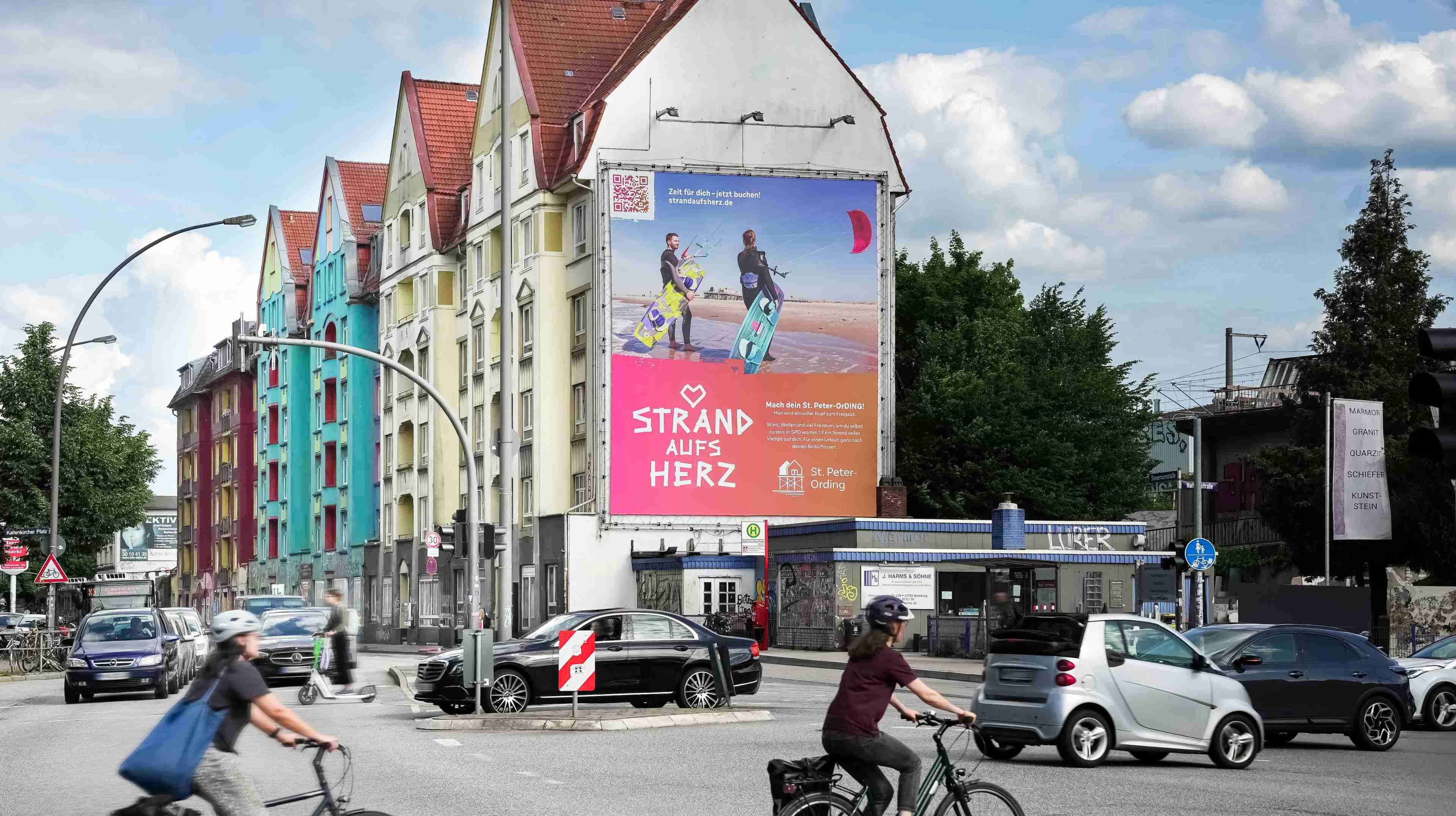 Ein Gebäude mit einem großen Banner der Kampagne