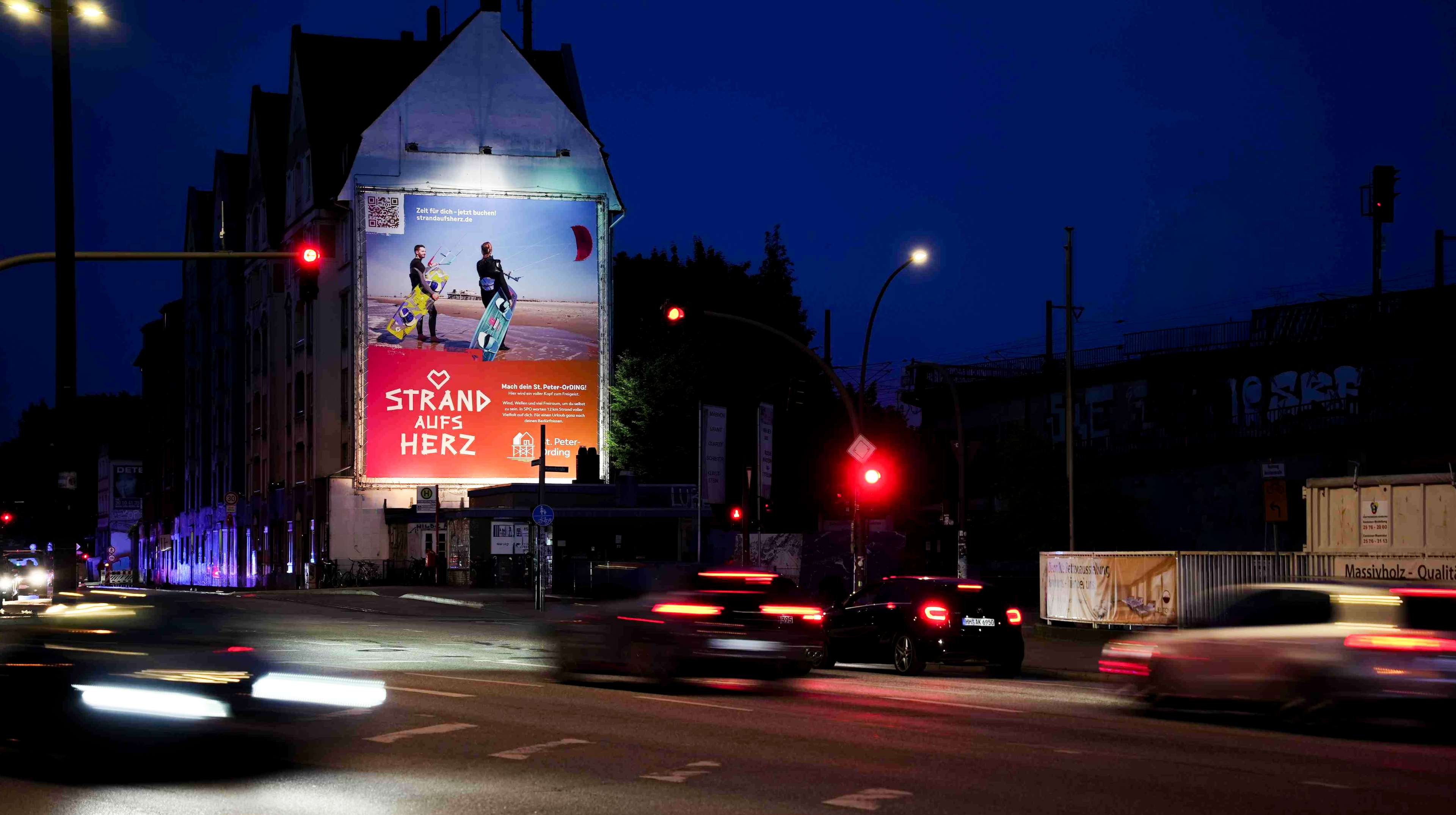 Ein Gebäude mit einem großen Banner der Kampagne bei Nacht