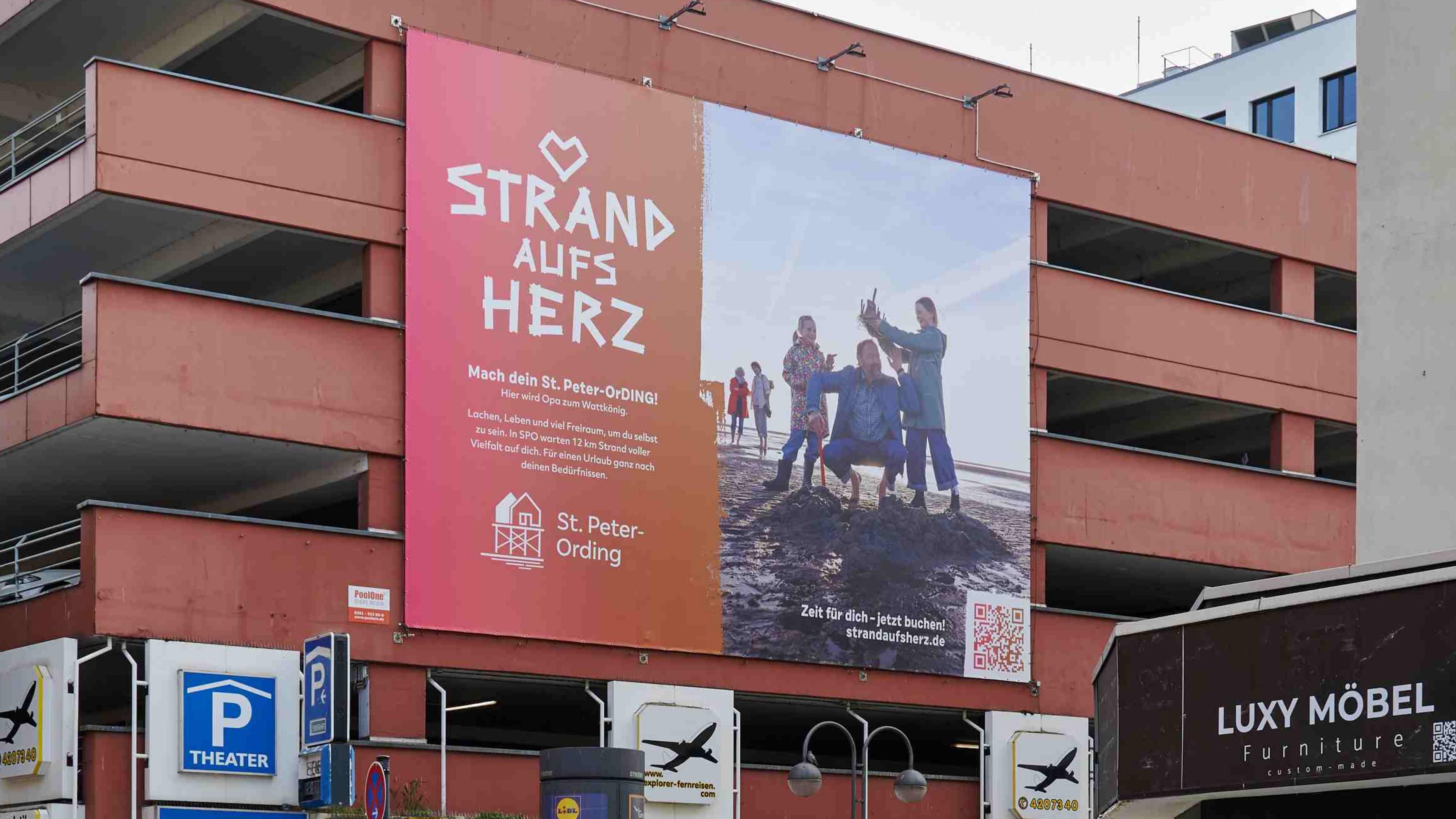 Strand aufs Herz Plakat an einem Gebäude