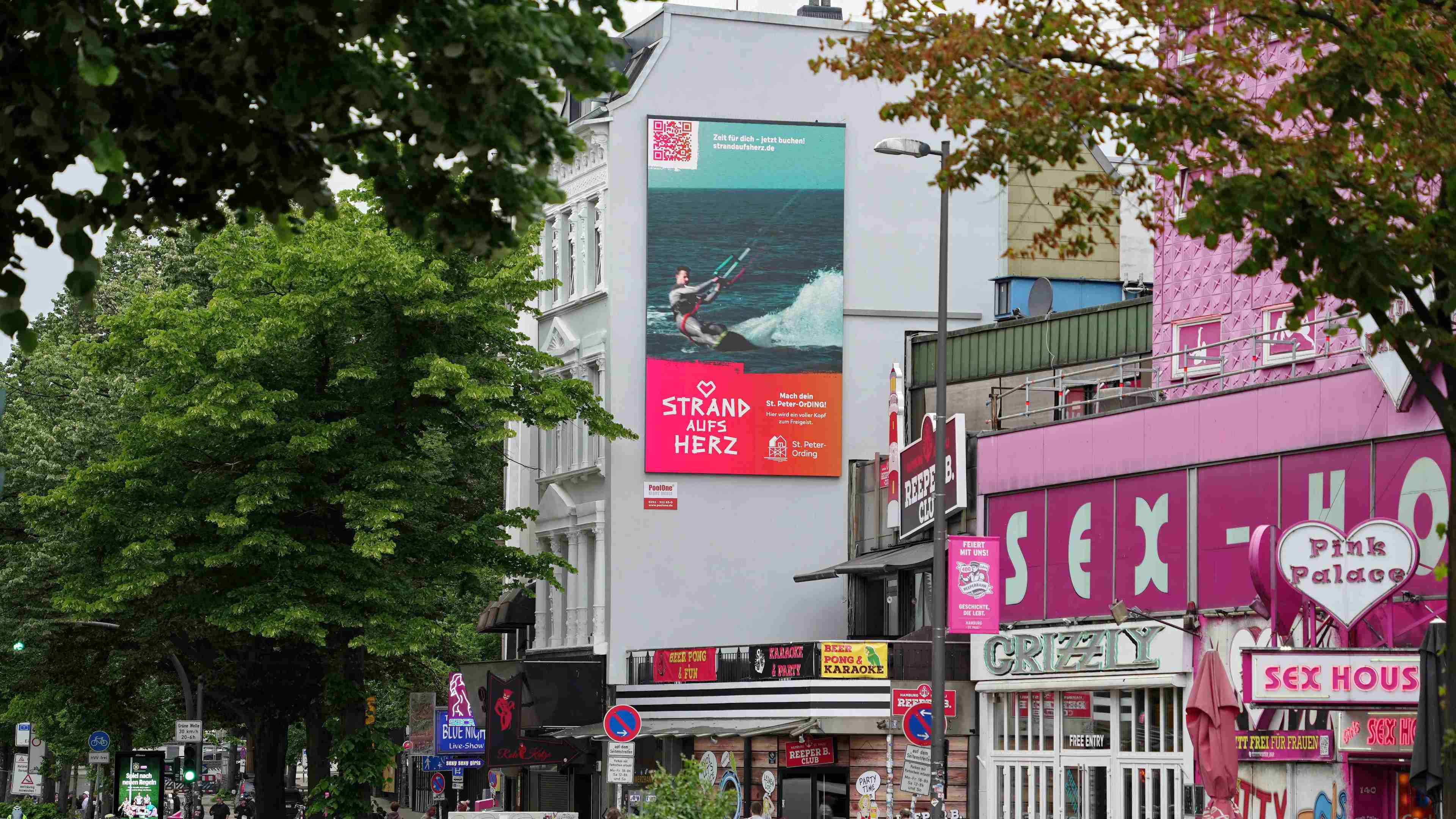 Plakat der Kampagne an einem Gebäude