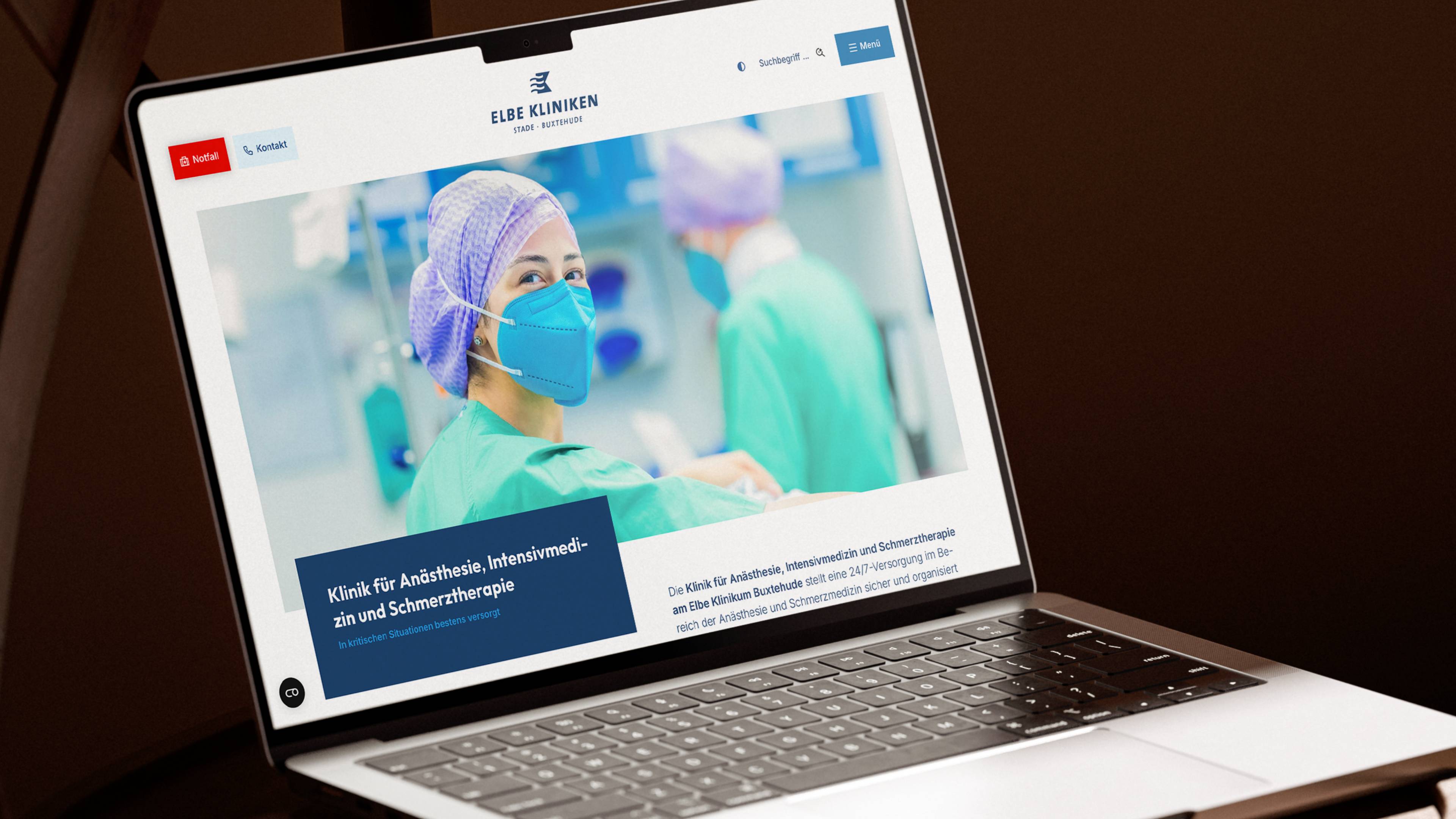 h2_elbek_slider_01.jpg Ein Laptop mit der Elbe Kliniken Webseite