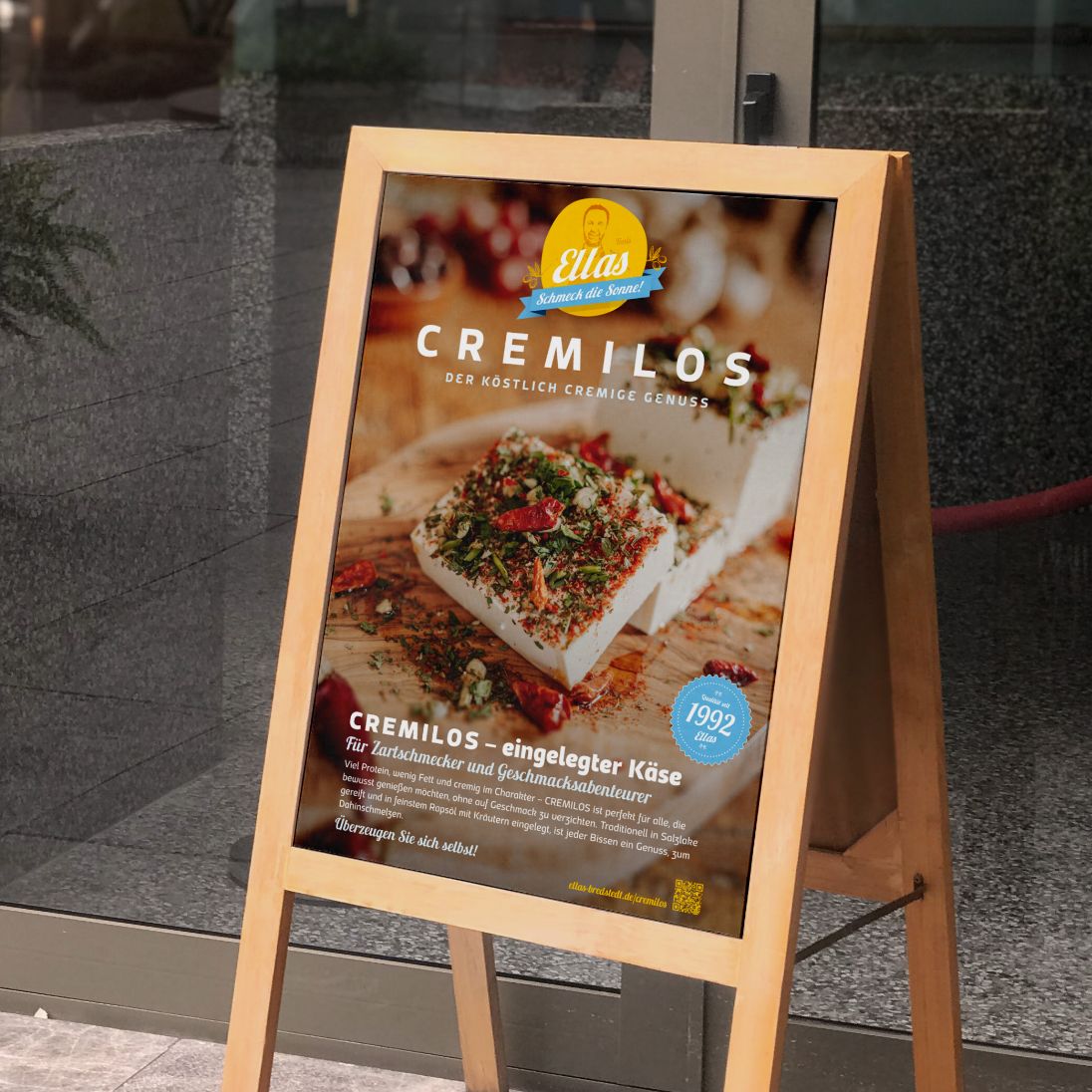 h2_ellas_teaser_04.jpg Foto eines aufgestellten Cremilos Plakates