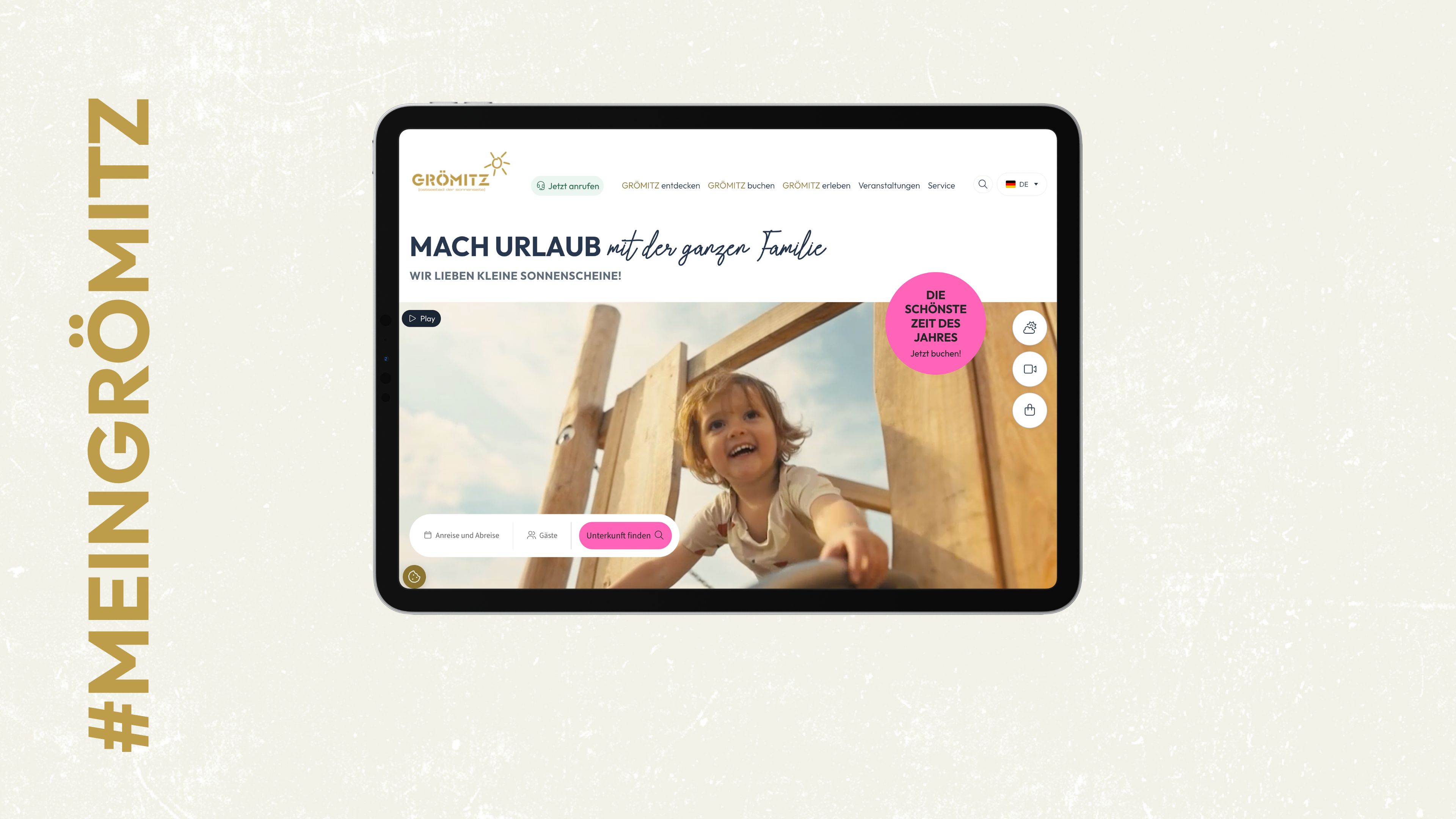 Ansicht eines Tablets mit der Ostseebad Grömitz Webseite darauf und dem Hashtag Mein Grömitz links an der Seite