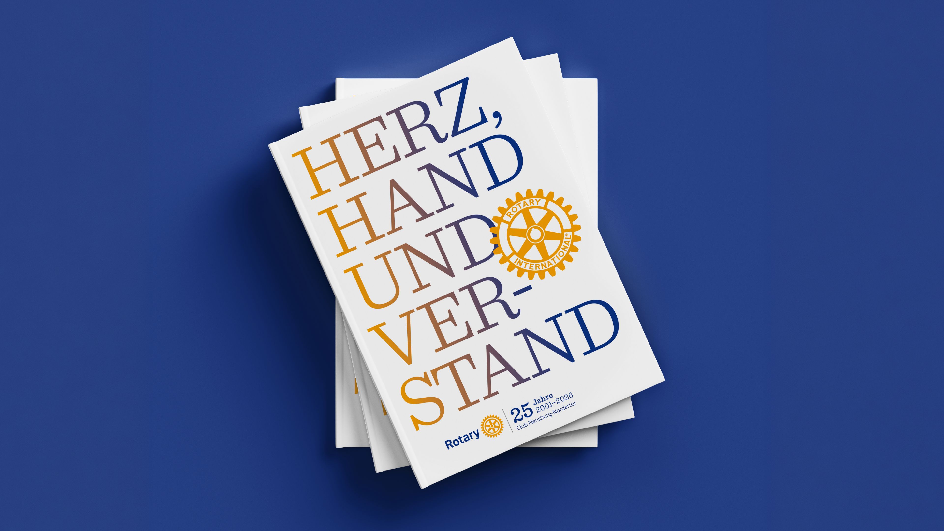 Ein Stapel Magazine des Rotary Clubs mit dem Titel Herz, Hand und Verstand