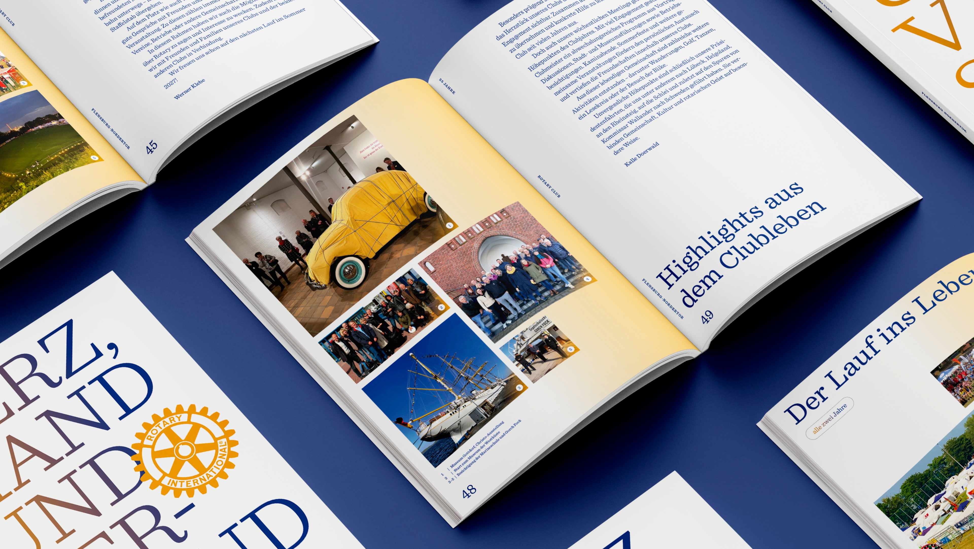 Viele aufgeschlagene Magazine nebeneinander