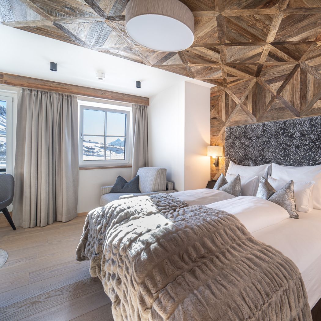 hochzwei_seeka_teaser_07.jpg Foto eines sonnigen Hotelzimmers des Hotels Das Seekarhaus