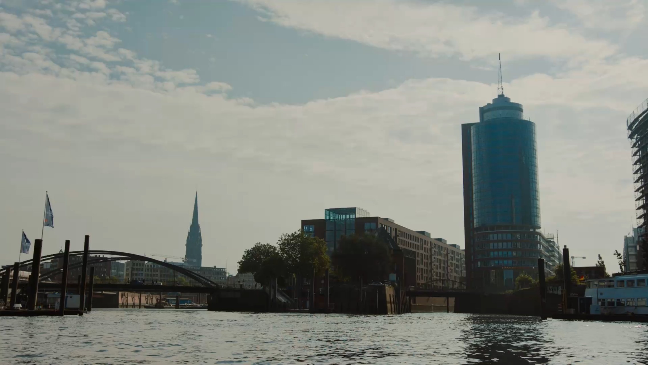 Foto der Elbphilharmonie vom Wasser.