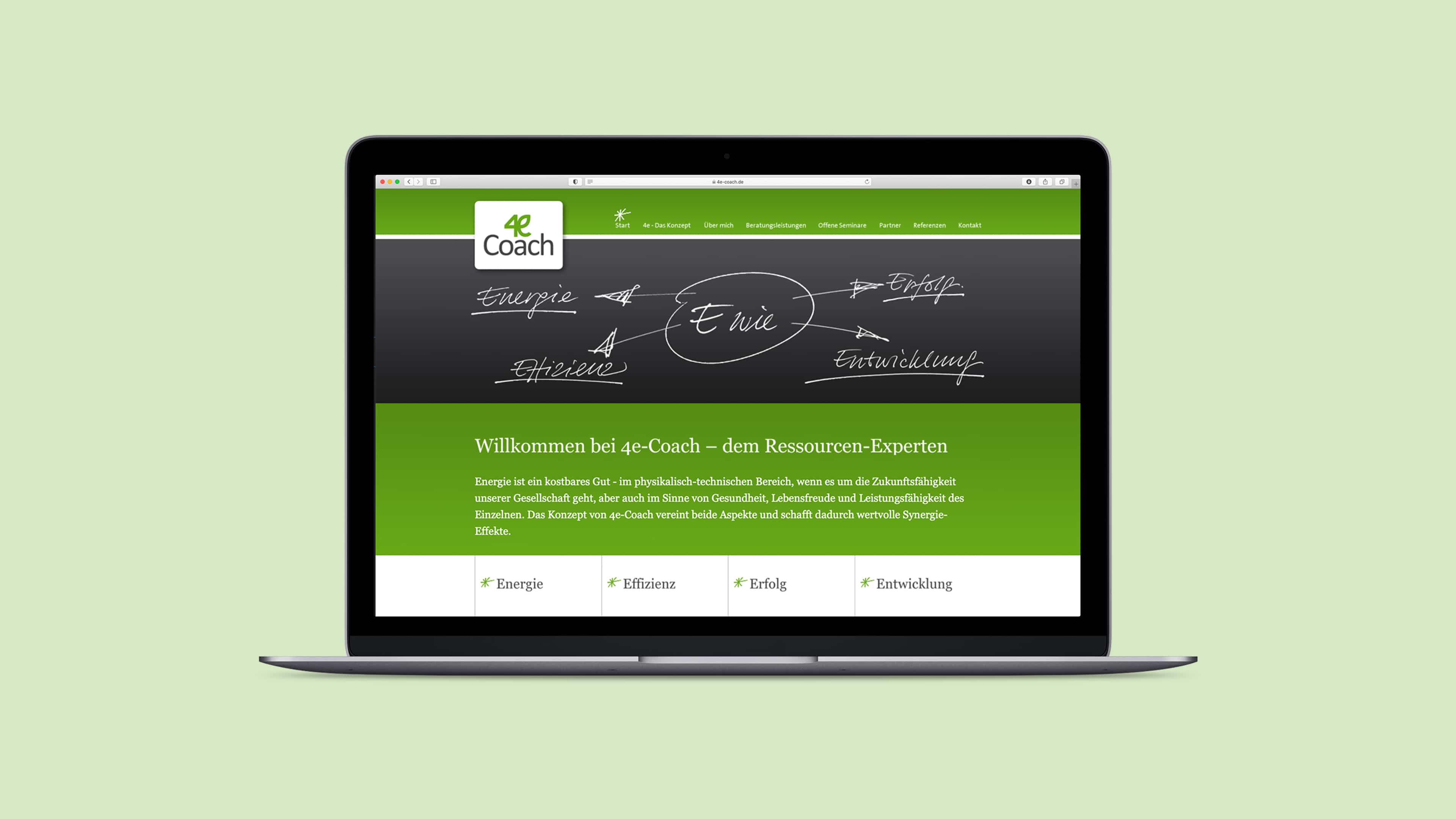 Laptop zeigt grüne Website von 4e-Coach vor grünem Hintergrund