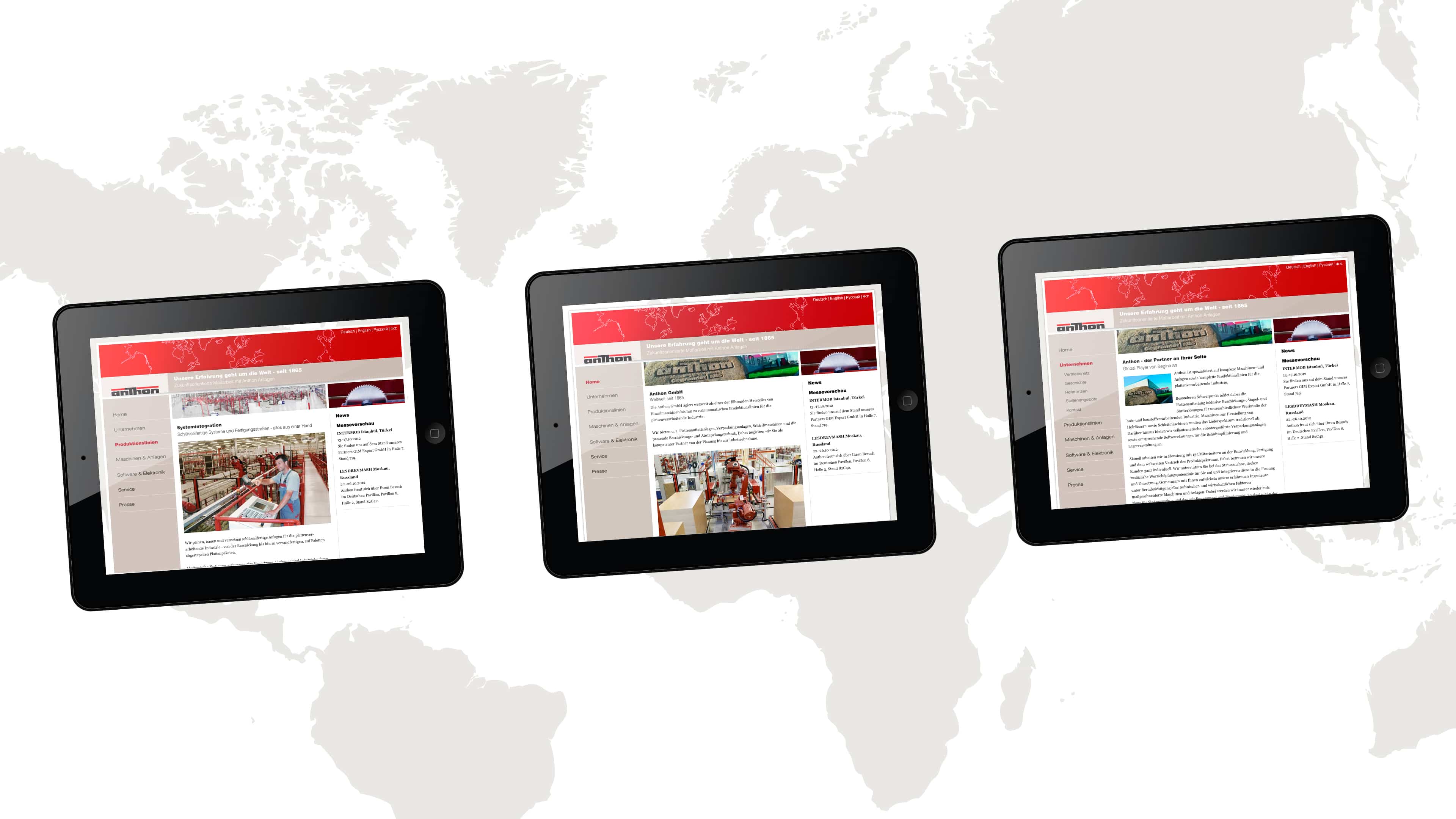 Drei Tablets zeigen rot-beige Website der anthon GmbH vor weiß-grauer Weltkarte im Hintergrund