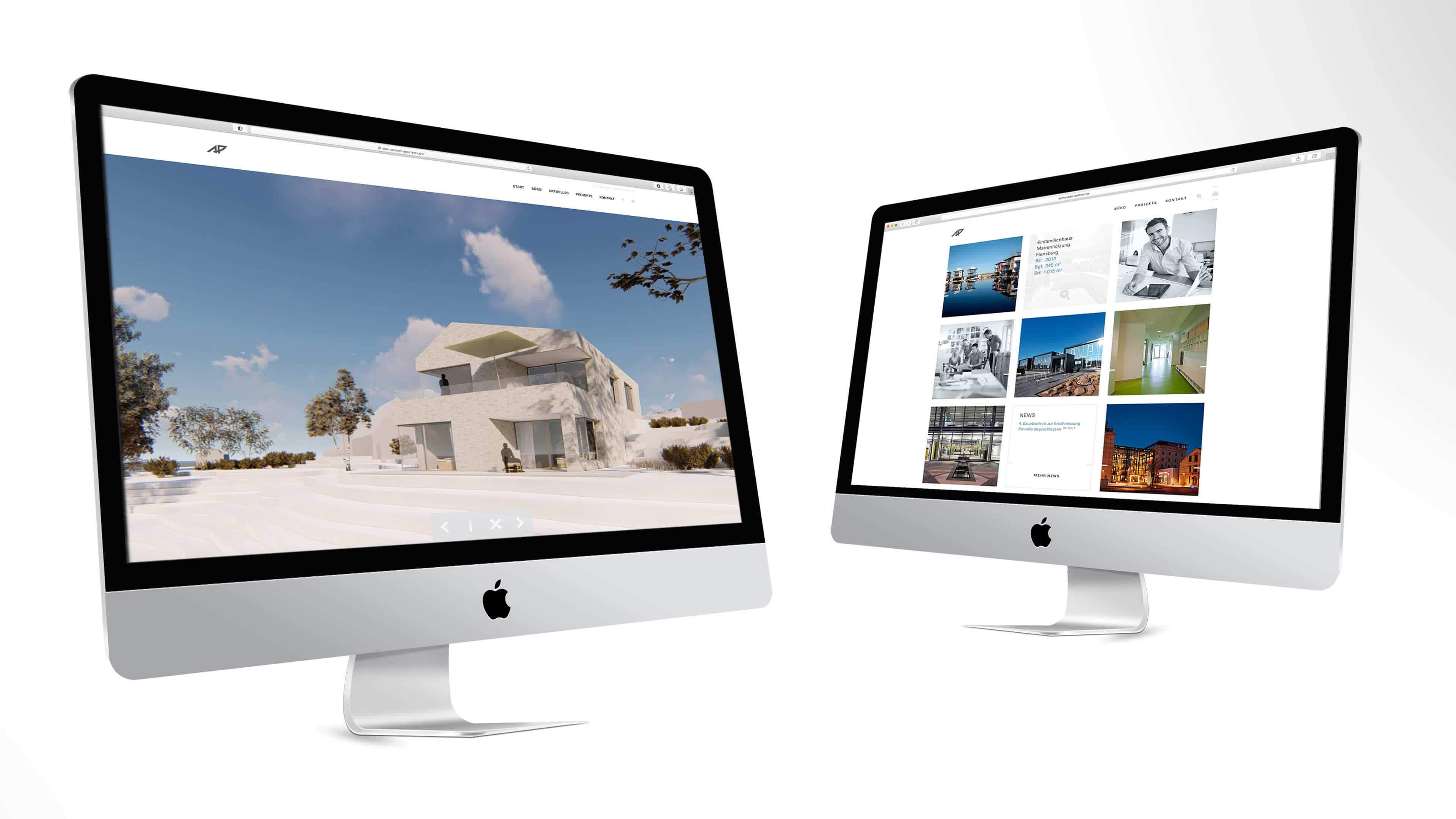 Zwei iMacs zeigen Website von asmussen-partner.de mit vielen Fotos von Bauten