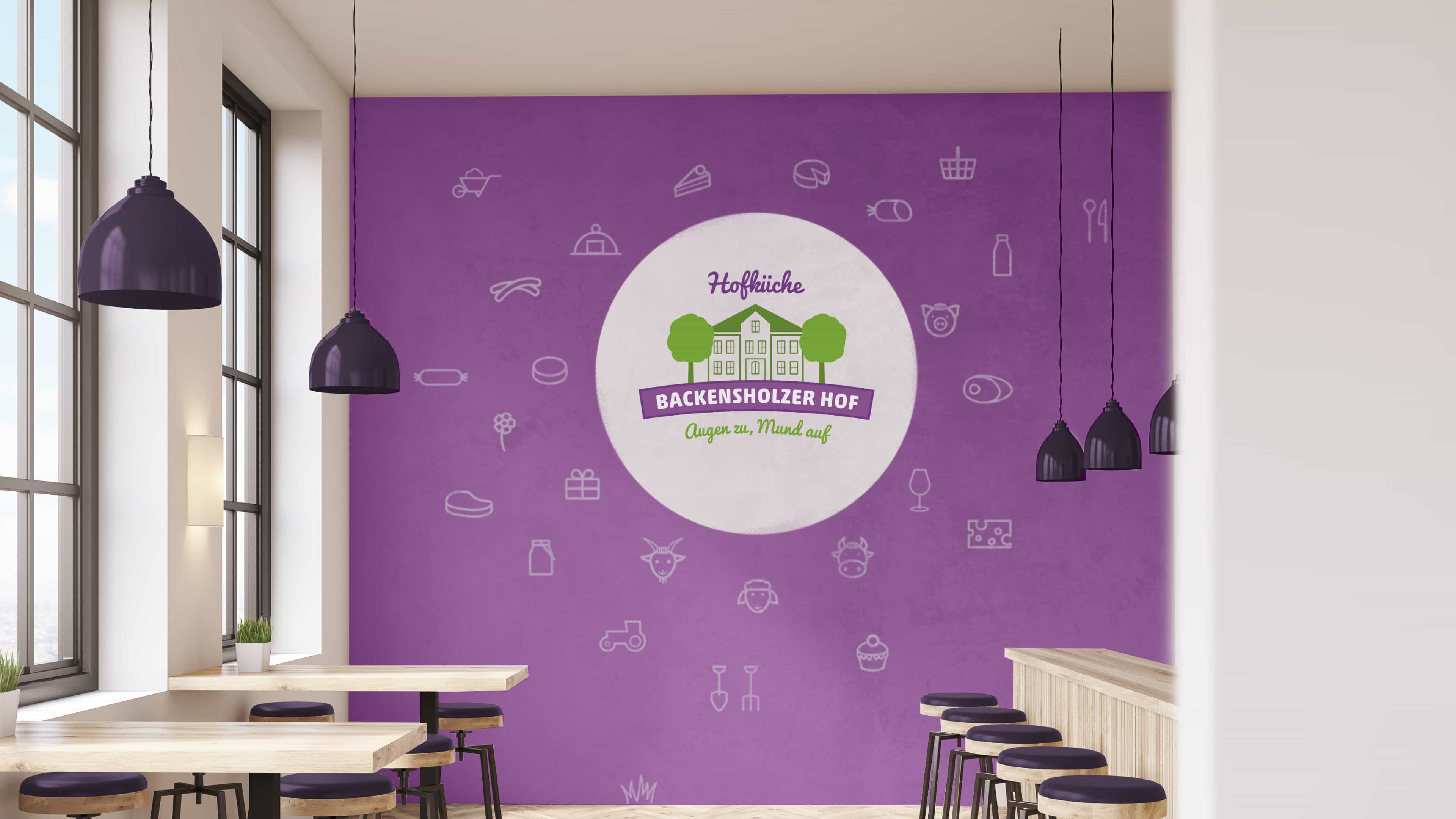 Lilafarbige Wand mit großem Backensholzer Hof und Hofküchen-Logo im Restaurant