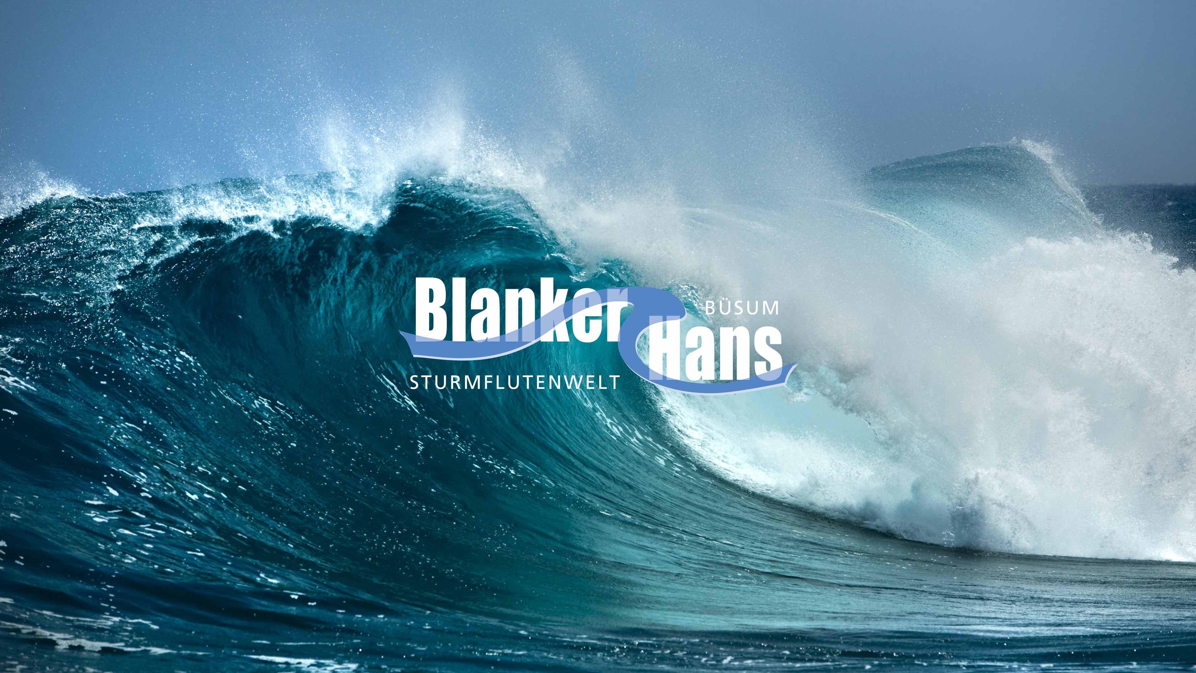 Rechteckiges Logo Blanker Hans in blau vor stürmischer See