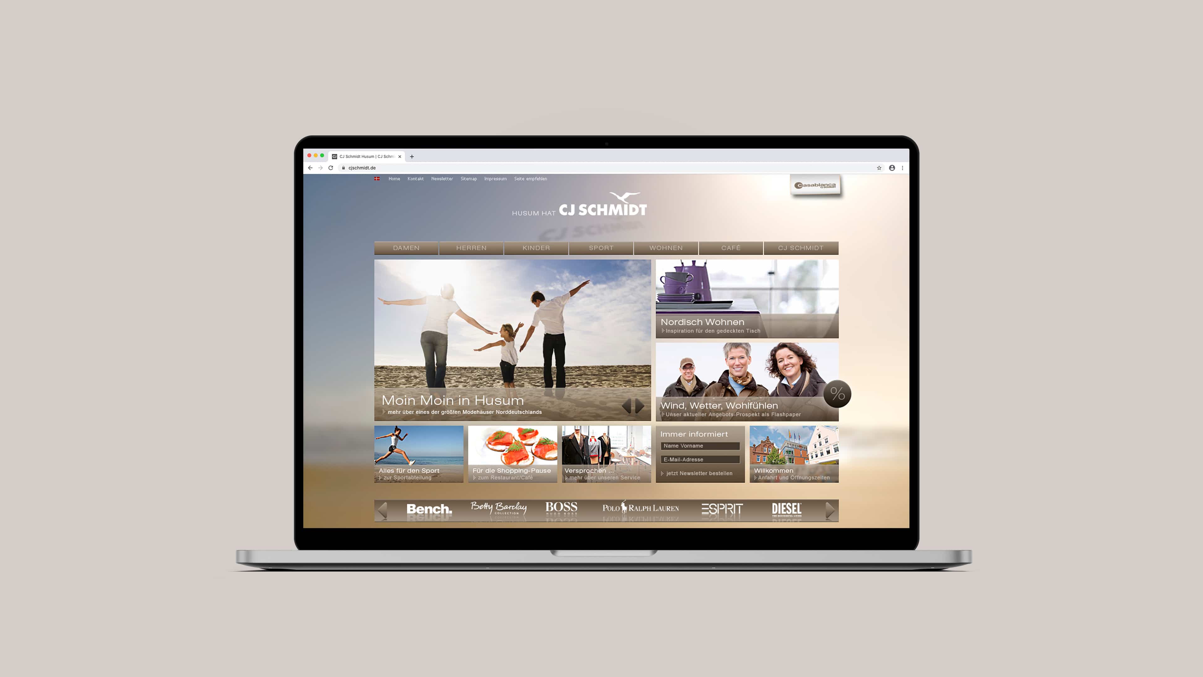Laptop zeigt Website von cjschmidt.de mit Text "Moin Moin in Husum"