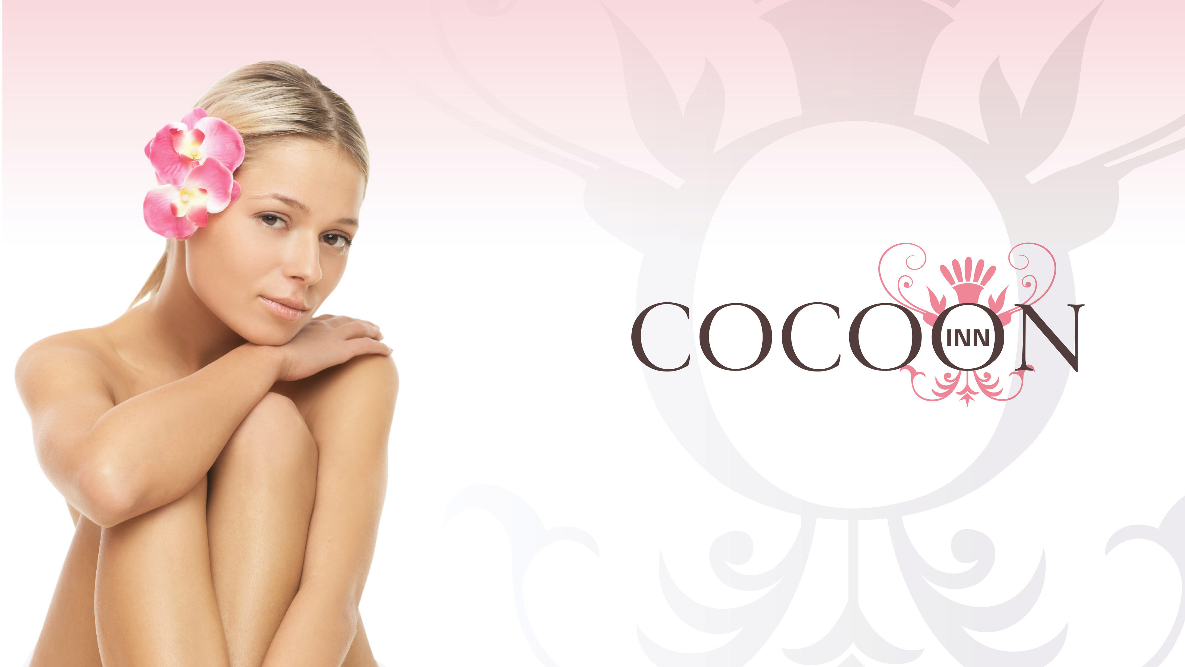 Logo von Cocoon Inn und Wellness-Model mit Blume im Haar
