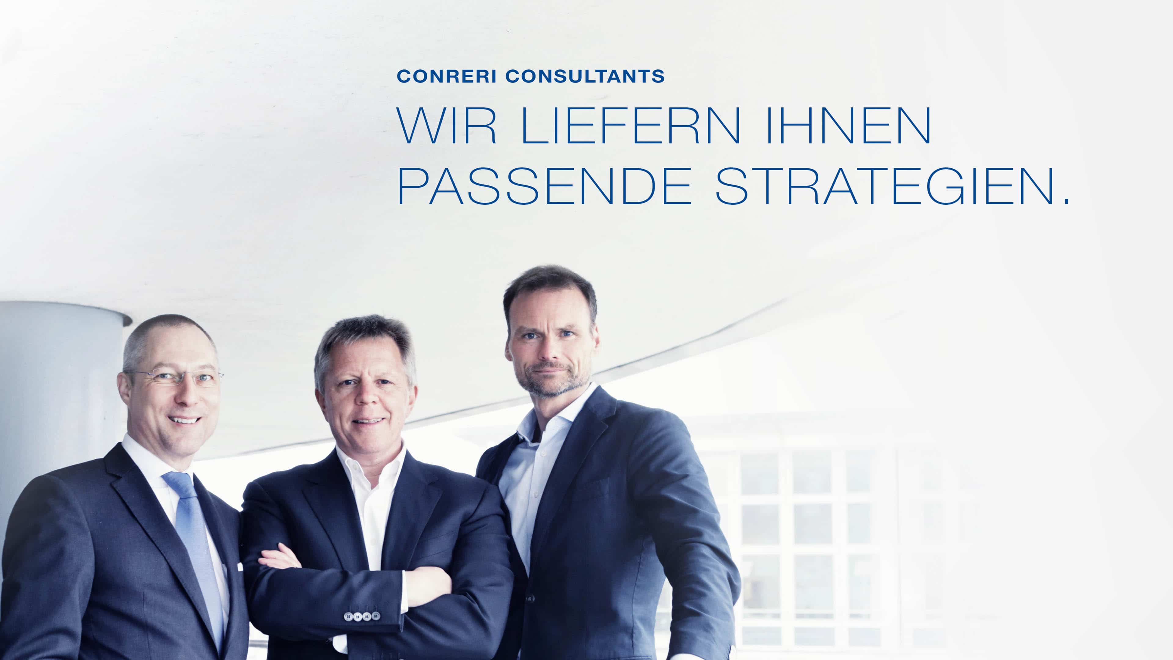 Drei Männer im blauen Anzug und Text "Conreri Consultants. Wir liefern Ihnen passende Strategien."