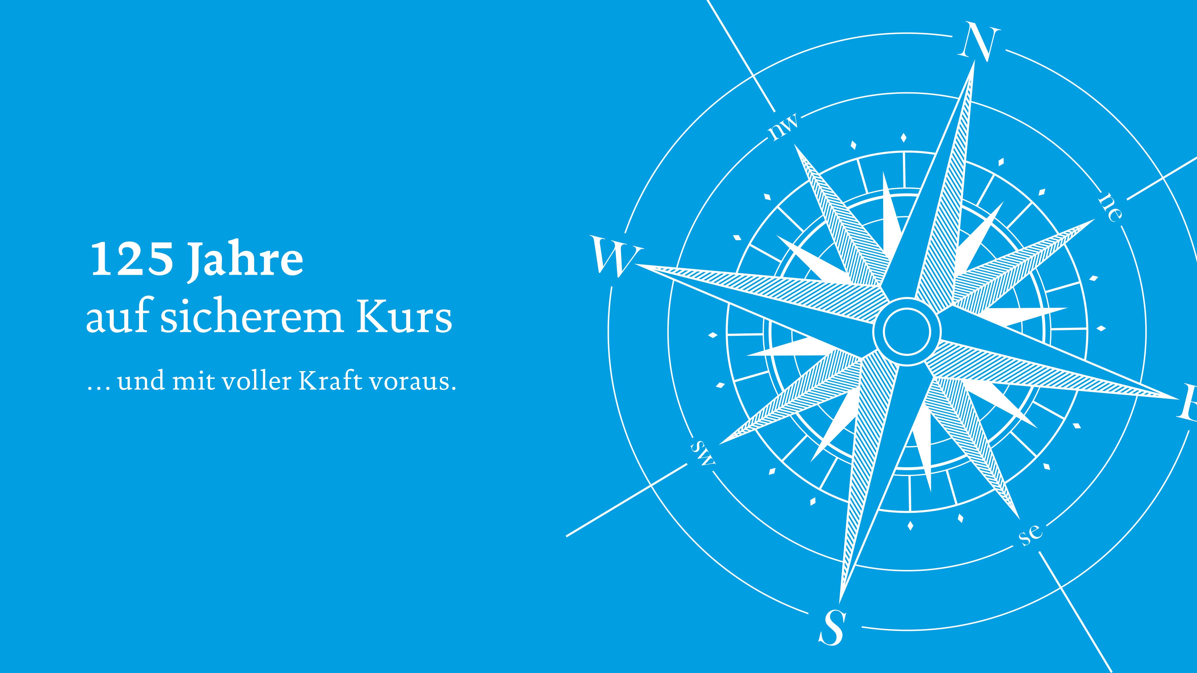 Weiße Kompassrose und Schrift "125 Jahre auf sicherem Kurs ...und mit voller Kraft voraus" vor blauem Hintergrund