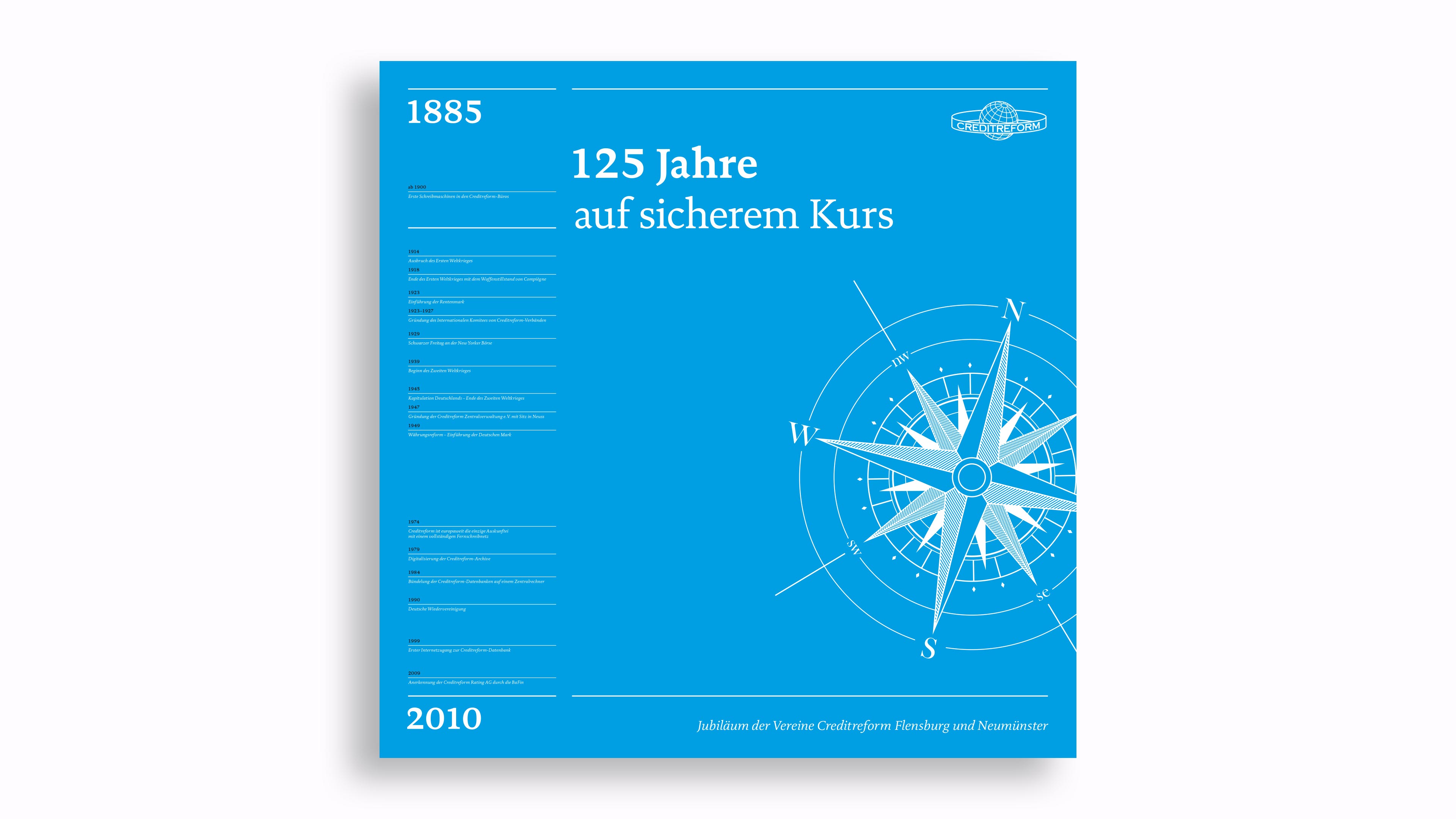 Seite der quadratischen blauen Broschüre zeigt Jahreschronik von 1885 bis 2010