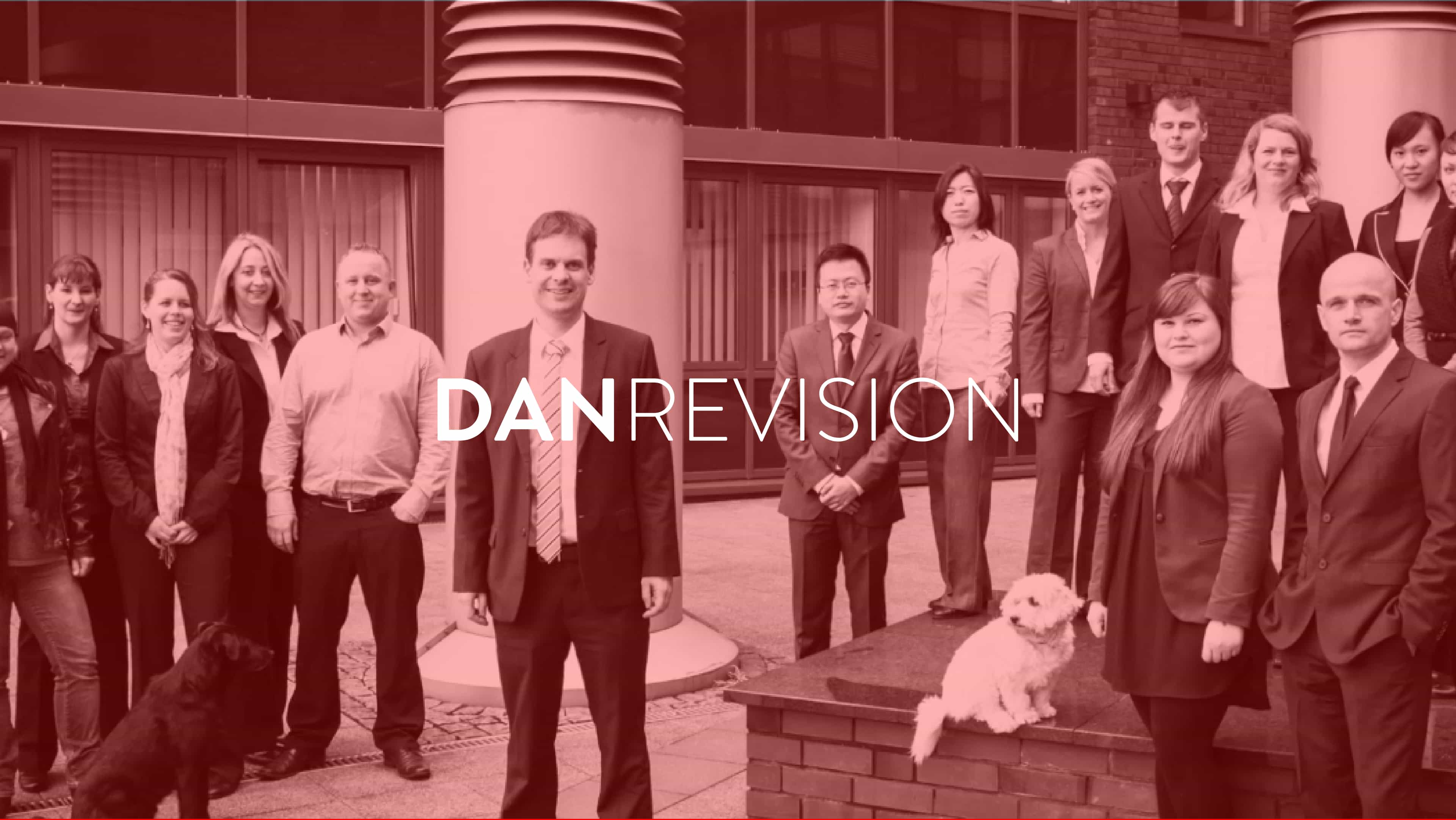 Teambild von DANREVISION mit rotem Bildfilter