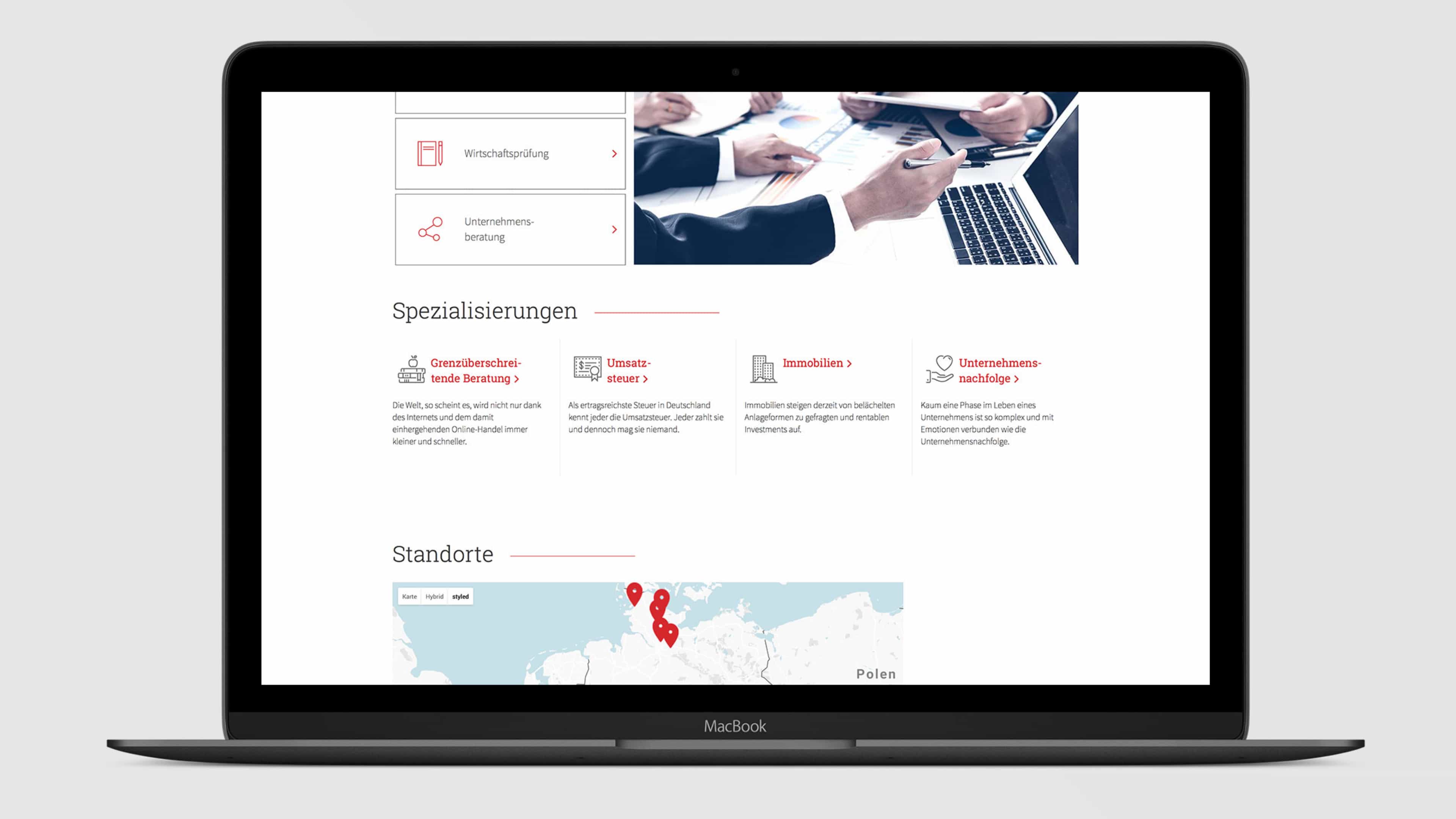 Laptop zeigt weiß-rote Website von DanRevision über Spezialisierungen vor weißem Hintergrund
