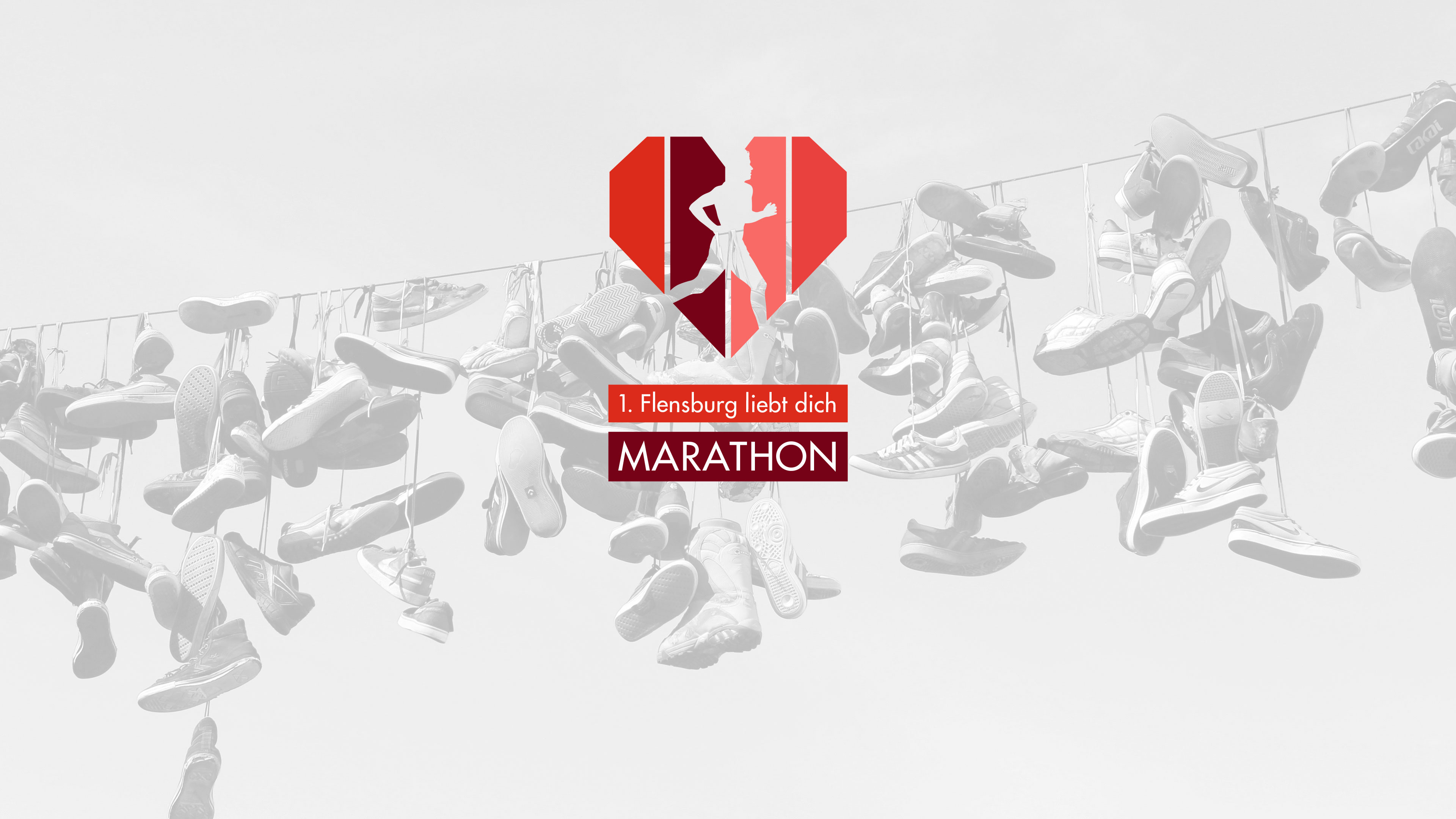 Logo mit rotem Herz und Läufer "1. Flensburg liebt dich Marathon" vor transparenter typisch Flensburger Schuhleine