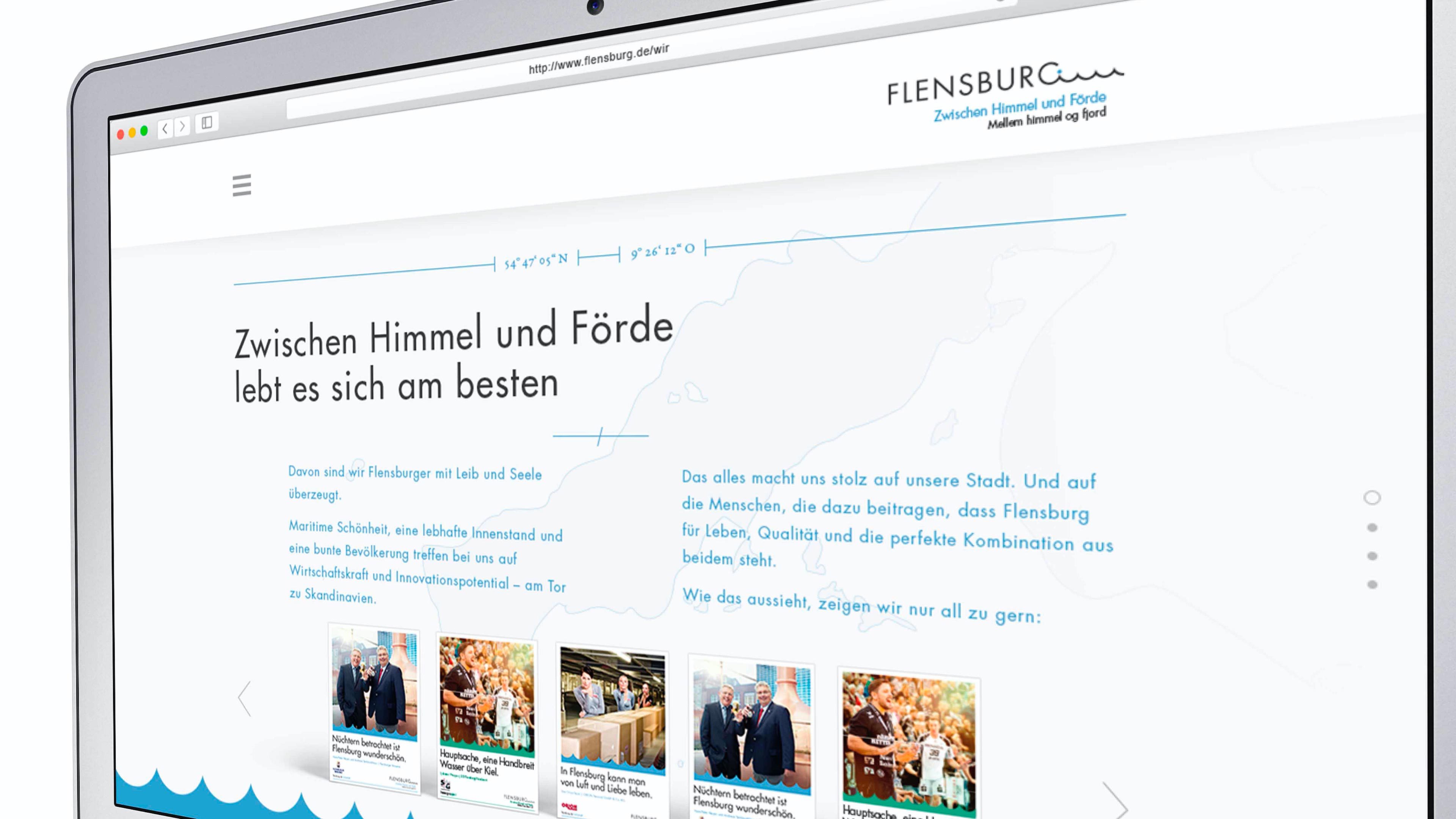 Nahaufnahme eines Tablets, das die Website für Flensburg zeigt mit Text "Zwischen Himmel und Förde lebt es sich am besten"
