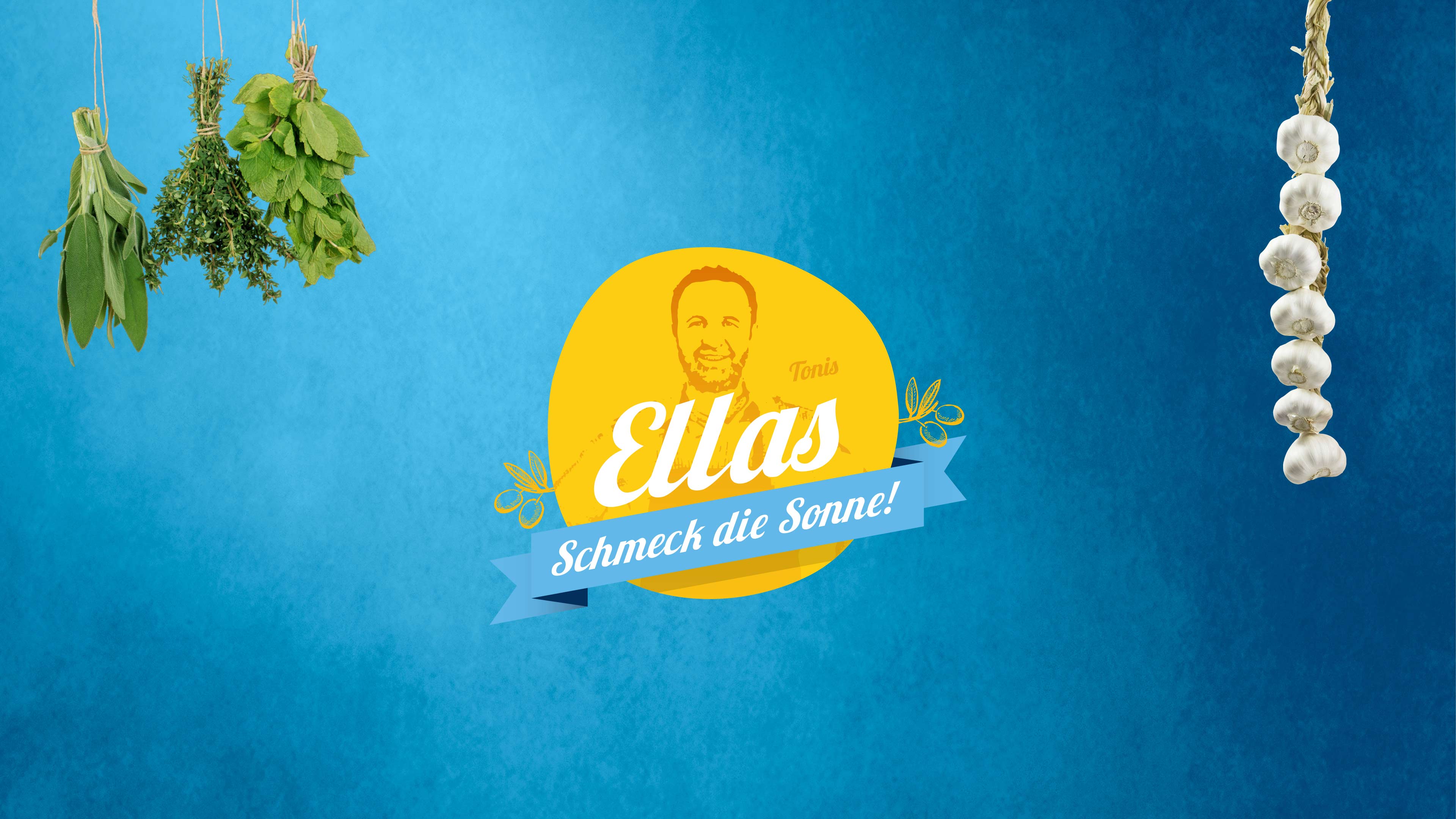 Gelbes Ellas-Logo mit Schriftzug "Schmeck die Sonne" vor blauem Hintergrund und Knoblauchzehen und Kräutern