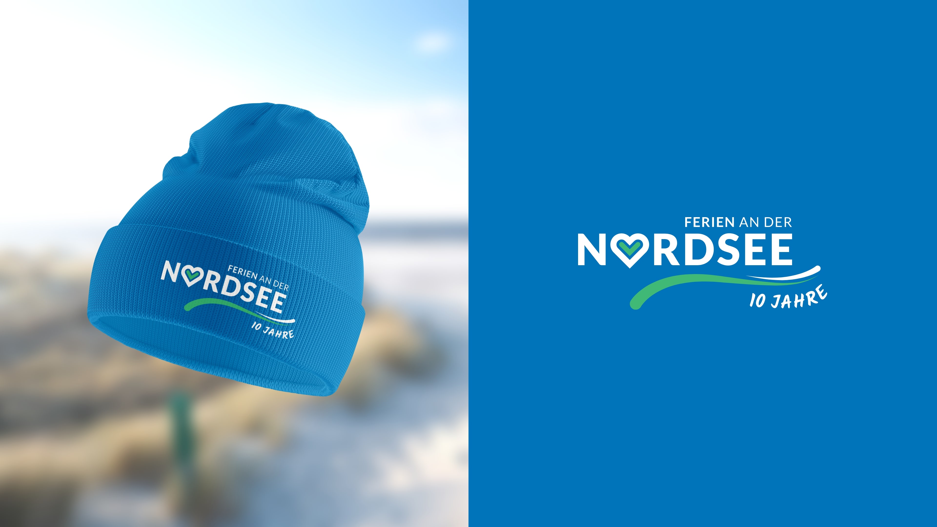 Zweigeteiltes Bild: links blaue Mütze mit Logo, rechts Logo "Ferien an der Nordsee vor blauem Hintergrund 