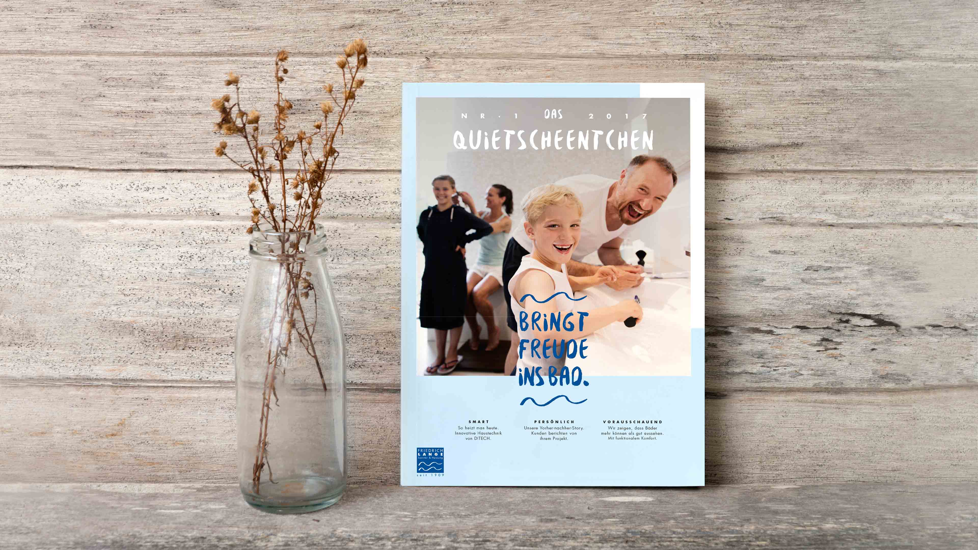 Titelseite "Quietscheentchen 2017" zeigt fröhliche Familie im Bad