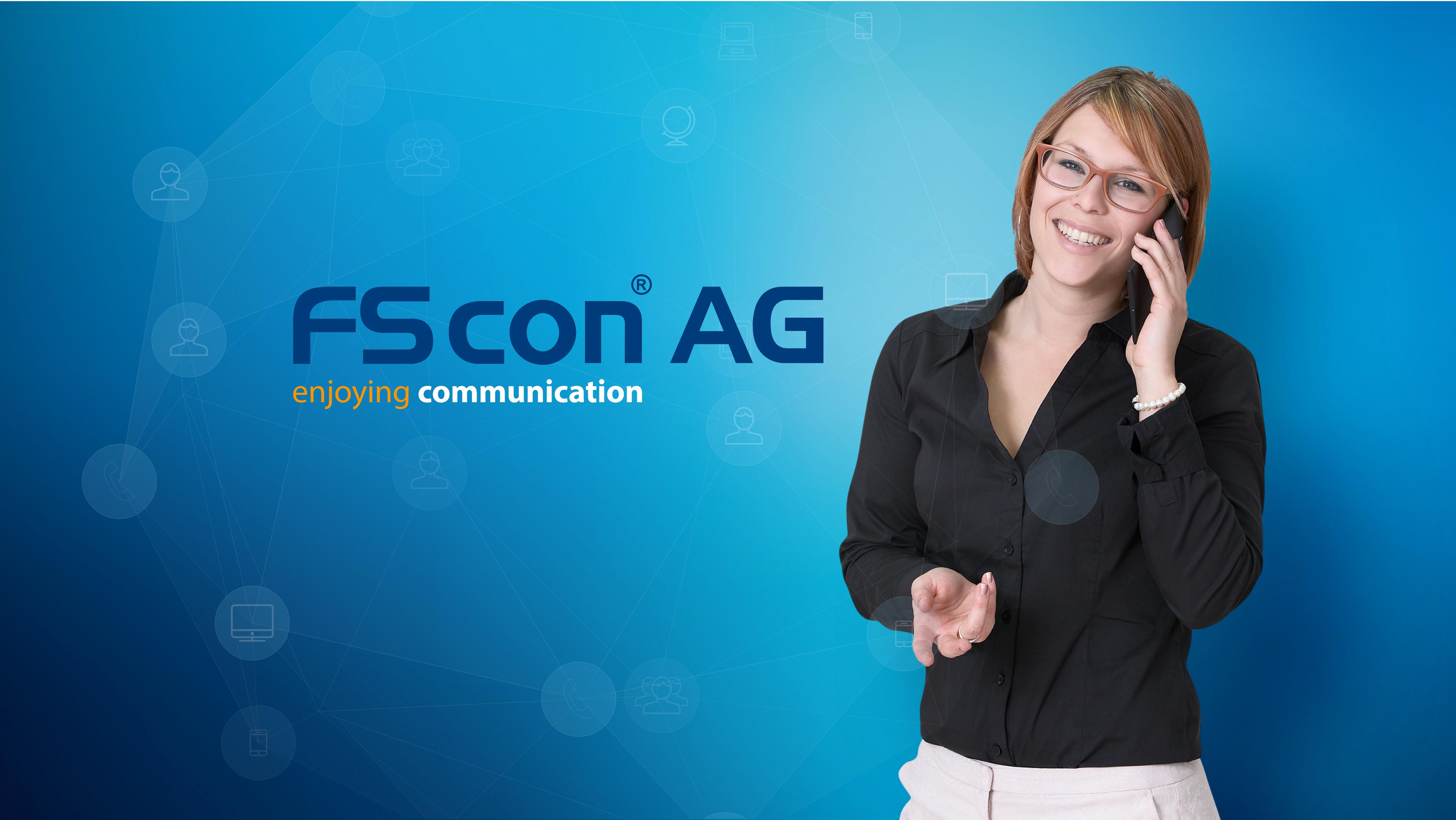 Eine FScon AG Mitarbeiterin telefoniert am Handy