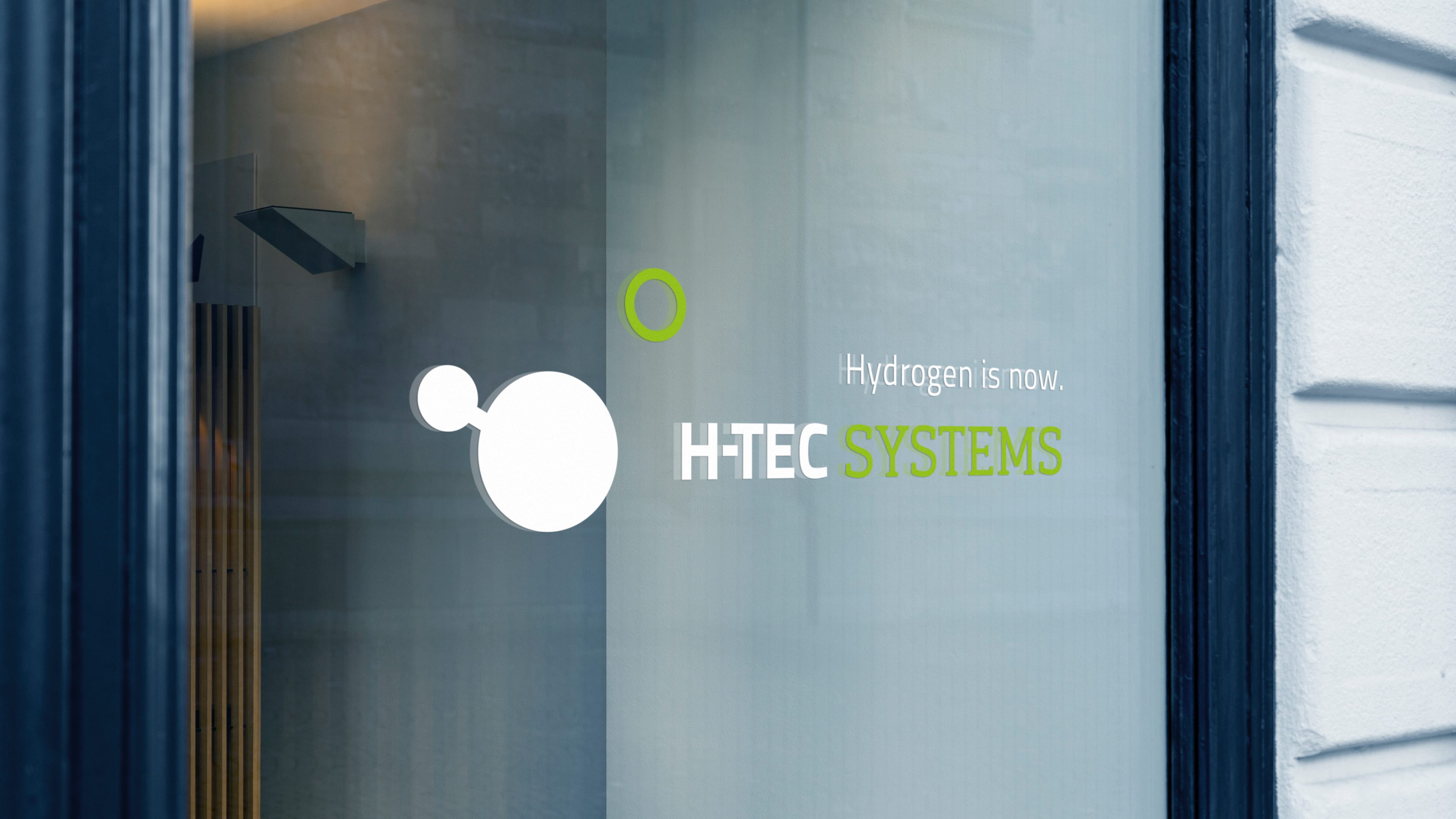 H-Tec Systems Logo an einer Tür