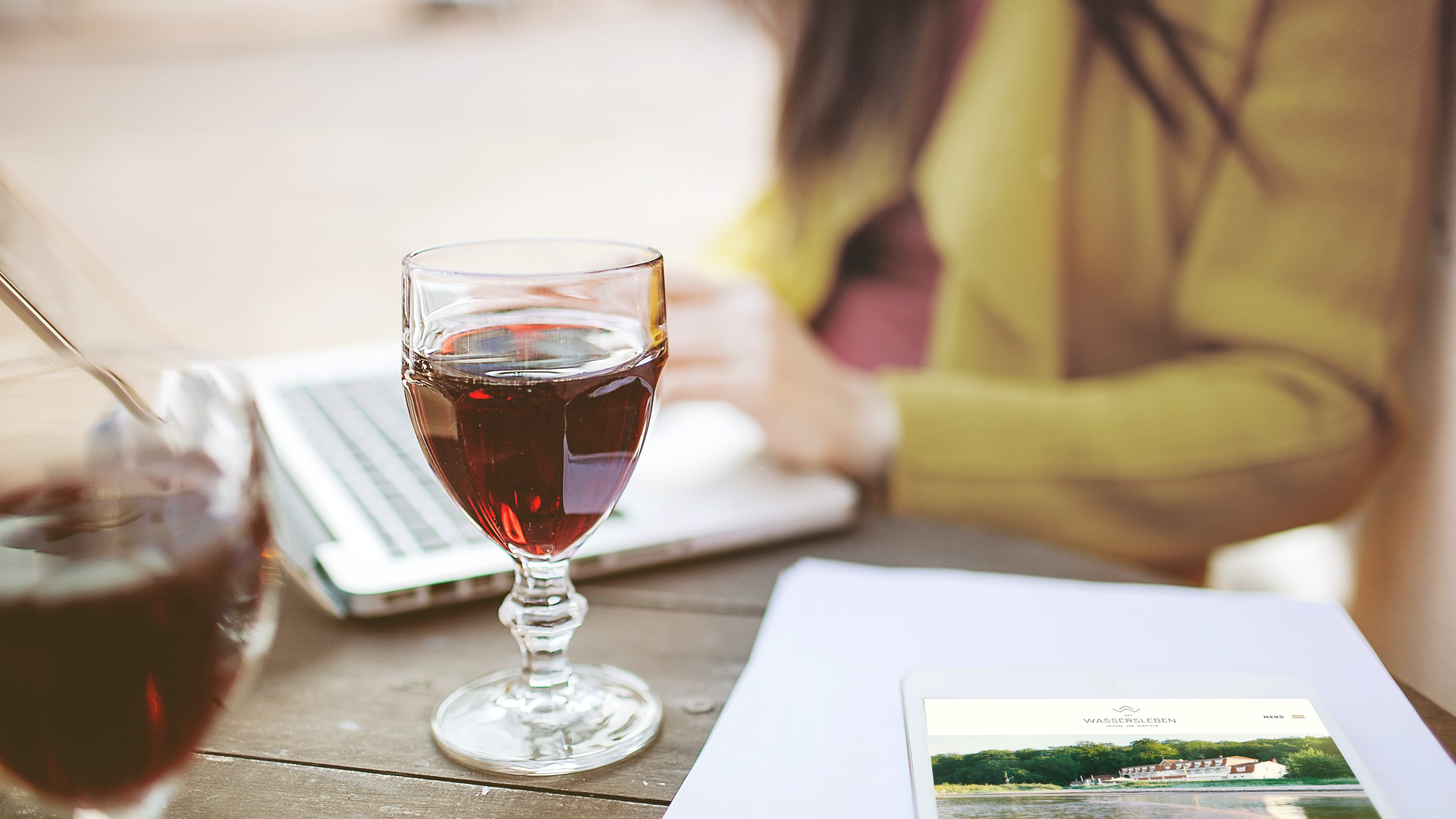 Ein Weinglas befüllt mit Rotwein