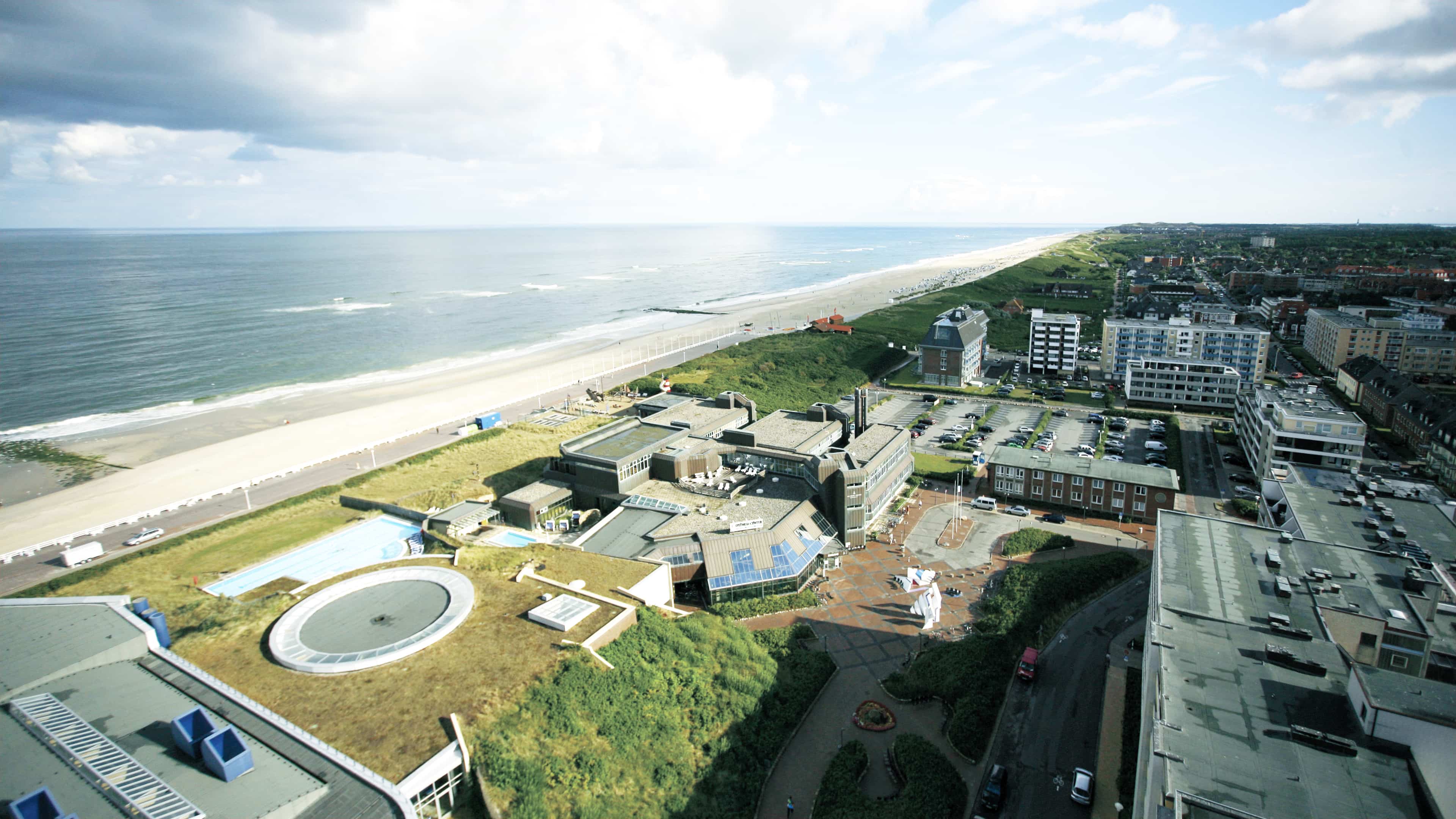 Luftbild vom Syltness Center mit anliegendem Strand