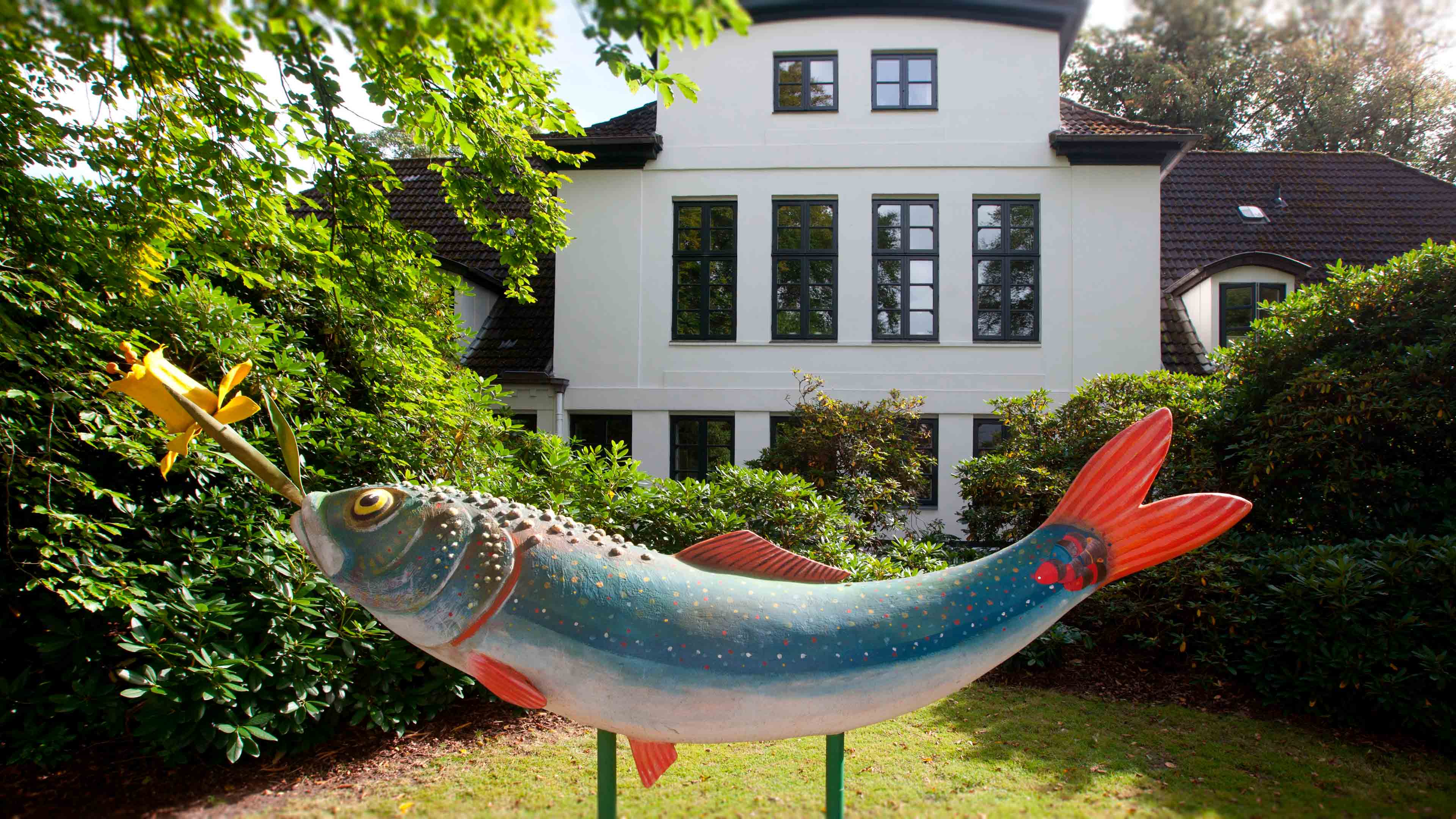 Eine Fischstatue steht vor dem Katharinen Hospiz