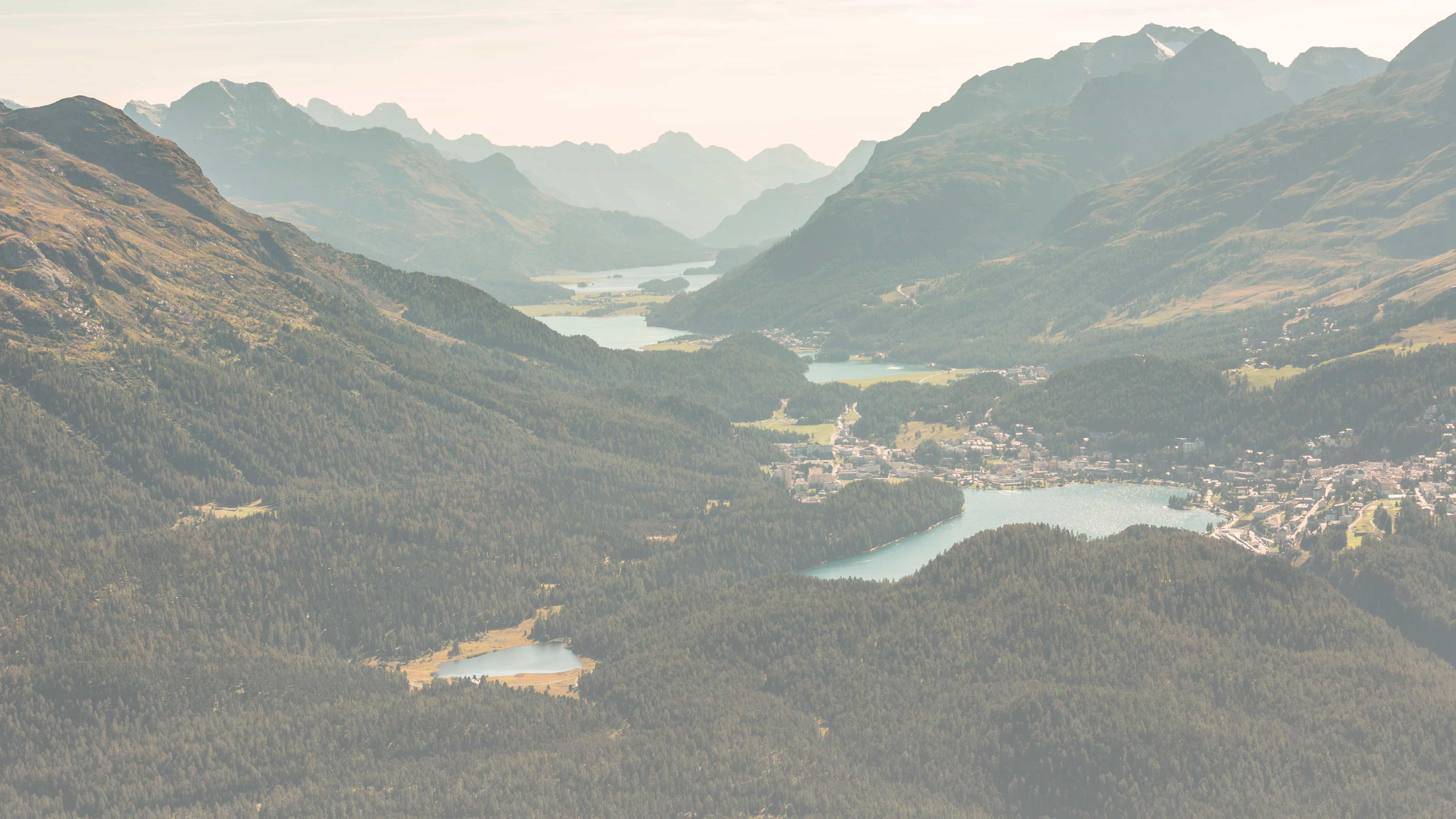 Panorama Blick auf ein Alpental