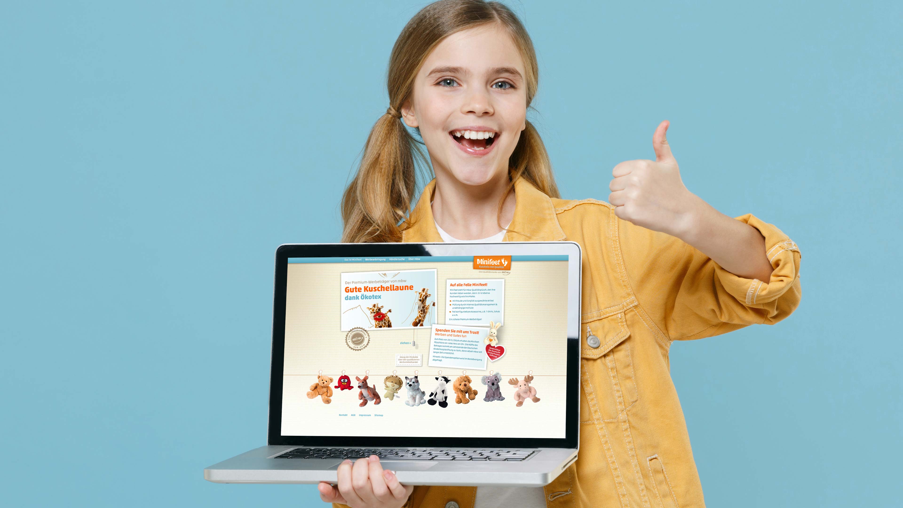 Ein Kind mit zwei Zöpfen hält einen Laptop 